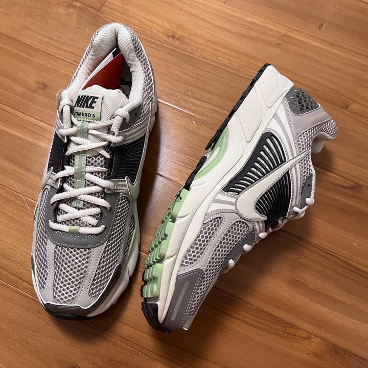 (W) Nike Zoom Vomero 5 Cobblestone and Flat Pewter 착용 스타일