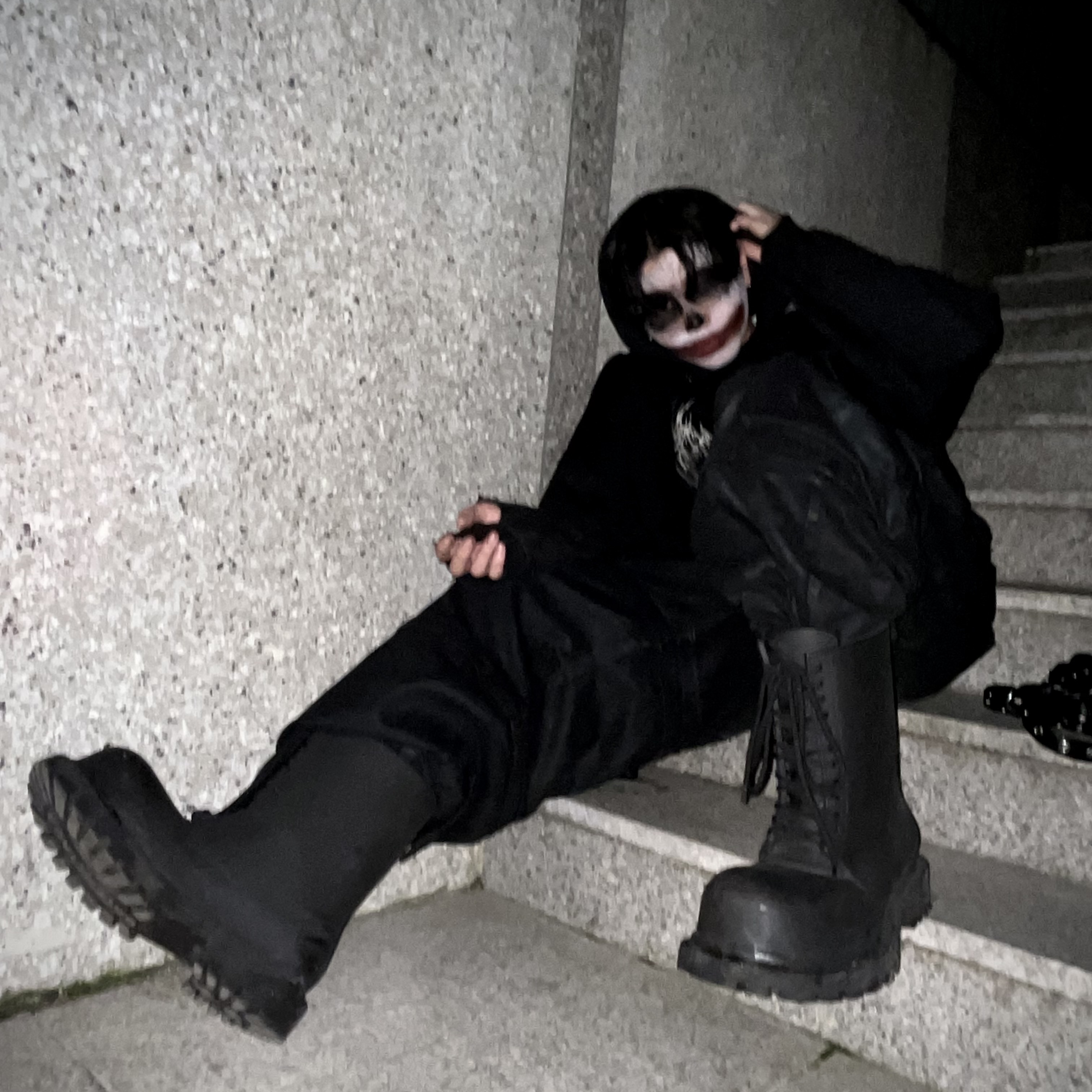 Project G/R Metalic Logo Hoodie Black, Project G/R Oversized Convertible Cargo Pants Coated Black 착용 스타일 - 3