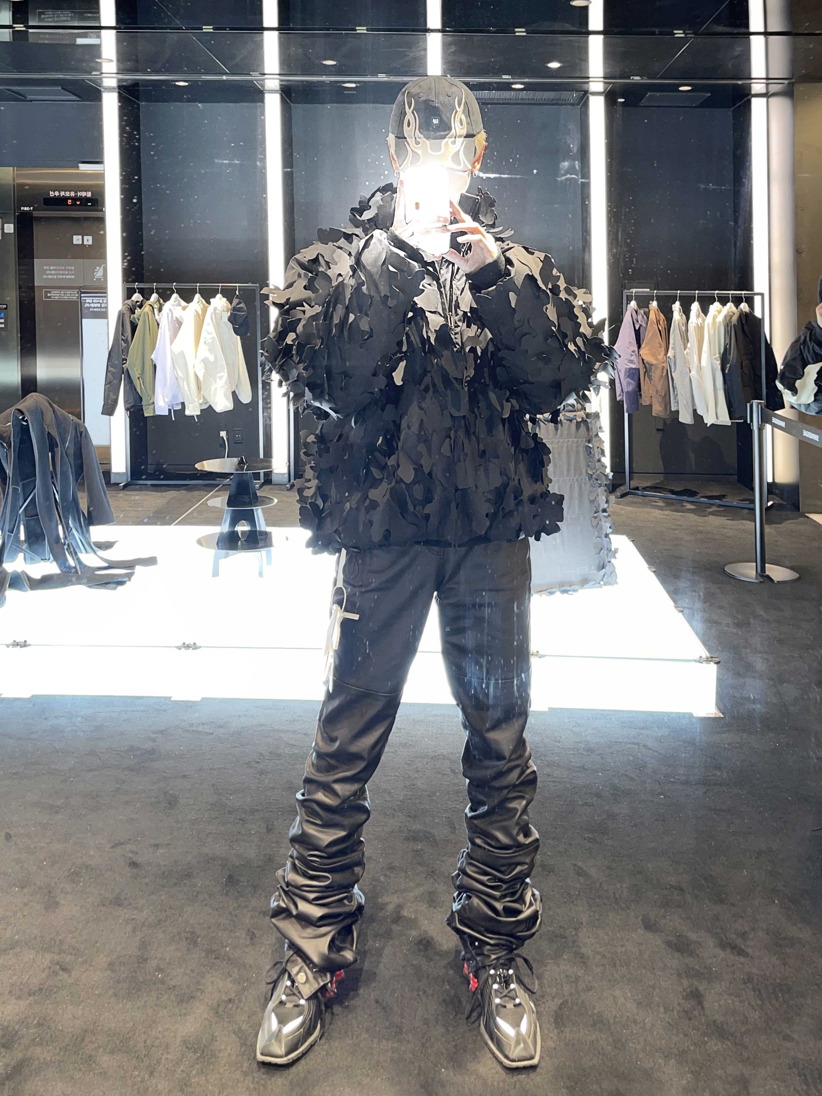 Yeezy Gap Engineered By Balenciaga Flame Cap Black, Nike x Martine Rose Shox MR4 Black 착용 스타일