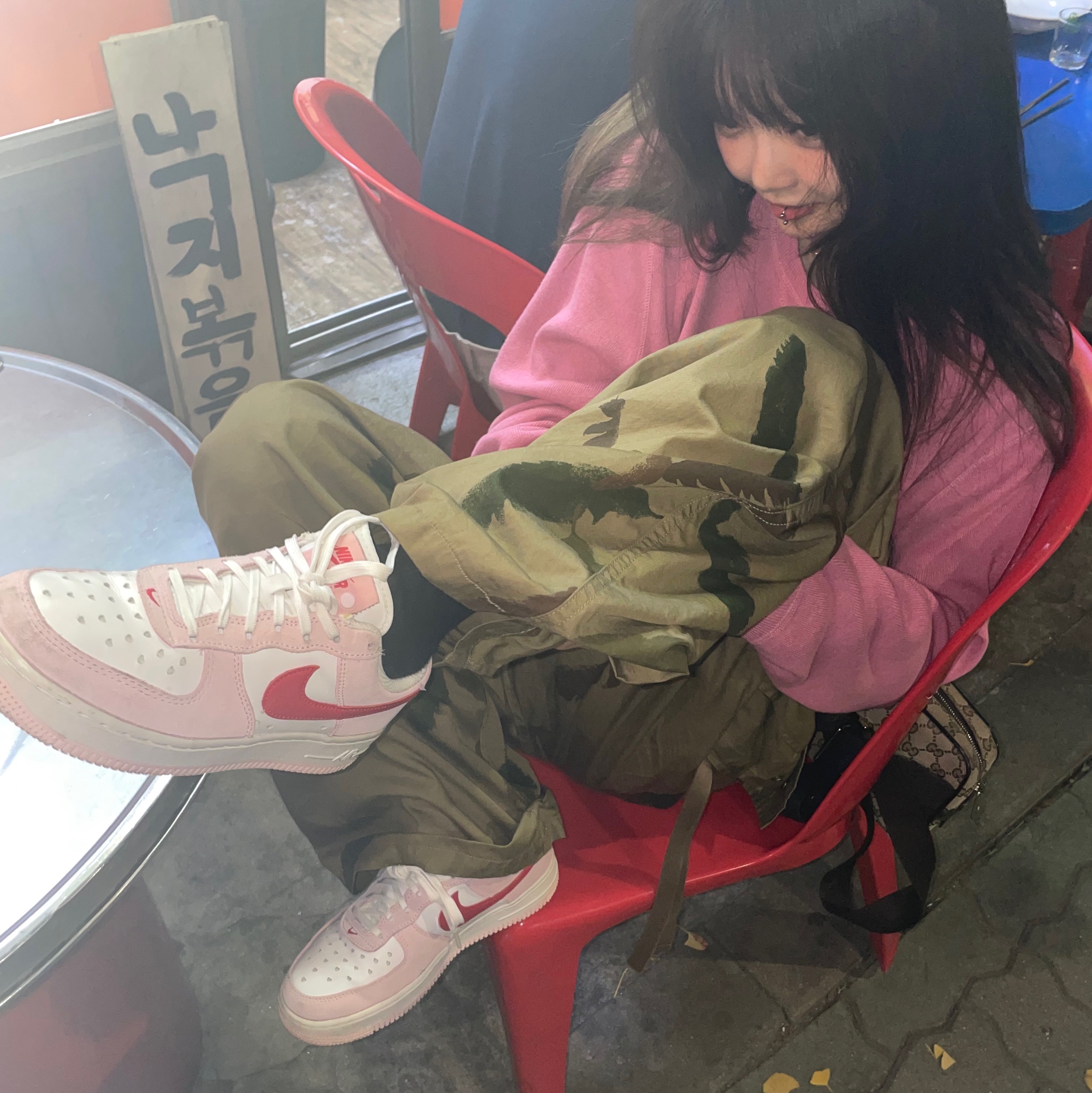 Nike Air Force 1 '07 QS Valentine's Day 착용 스타일