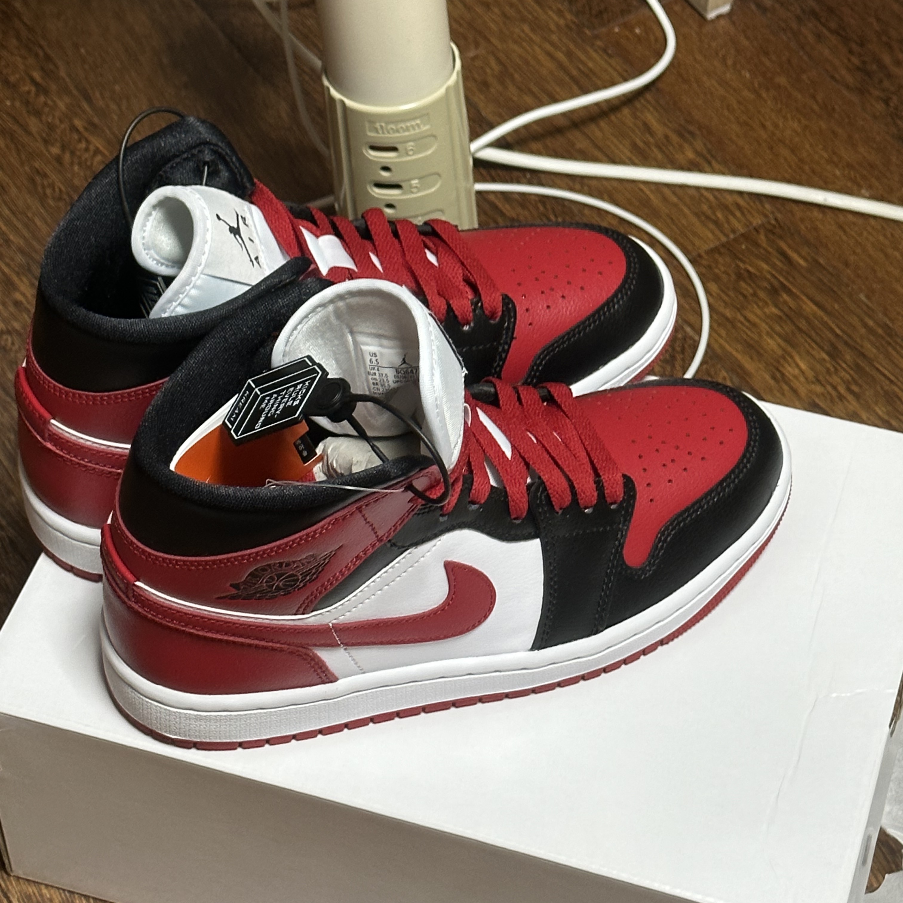 (W) Jordan 1 Mid Black and Gym Red 착용 스타일 - 3