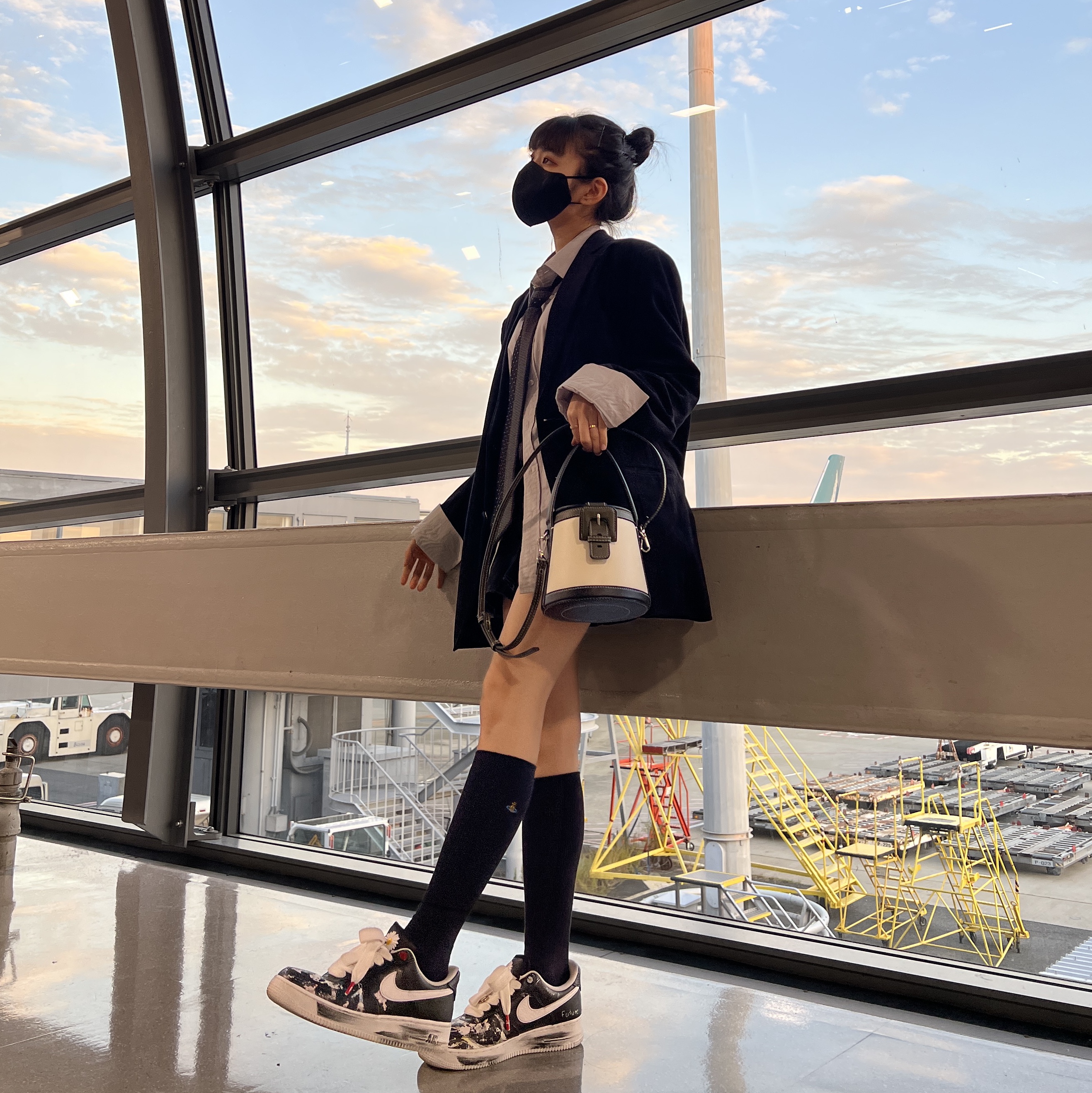 Nike x Peaceminusone Air Force 1 Low Para-Noise, (W) Vivienne Westwood ORB School Ribbed High Socks Navy 착용 스타일 - 1