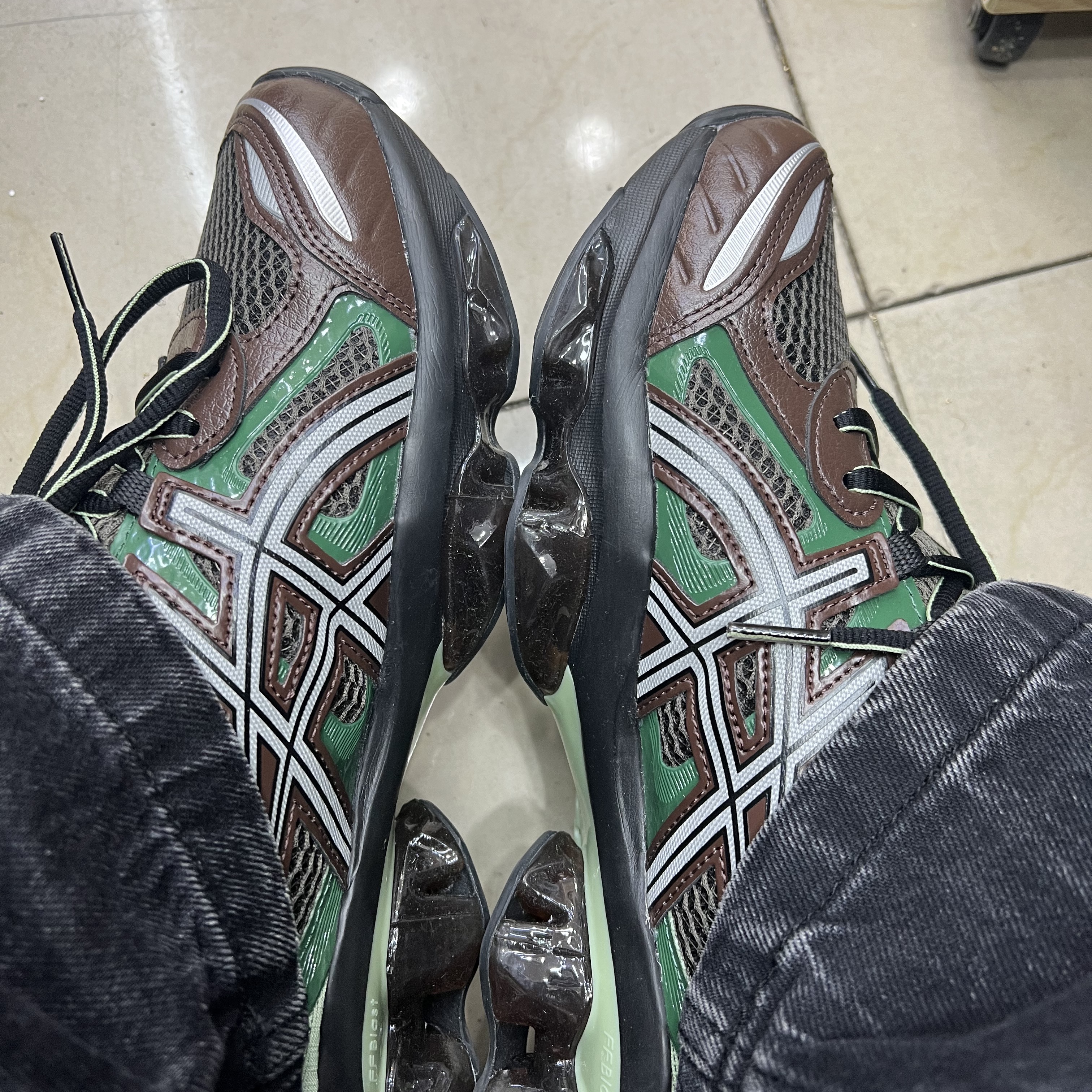 Asics Gel-Quantum Kinetic Dark Sepia Shamrock Green 착용 스타일 - 1