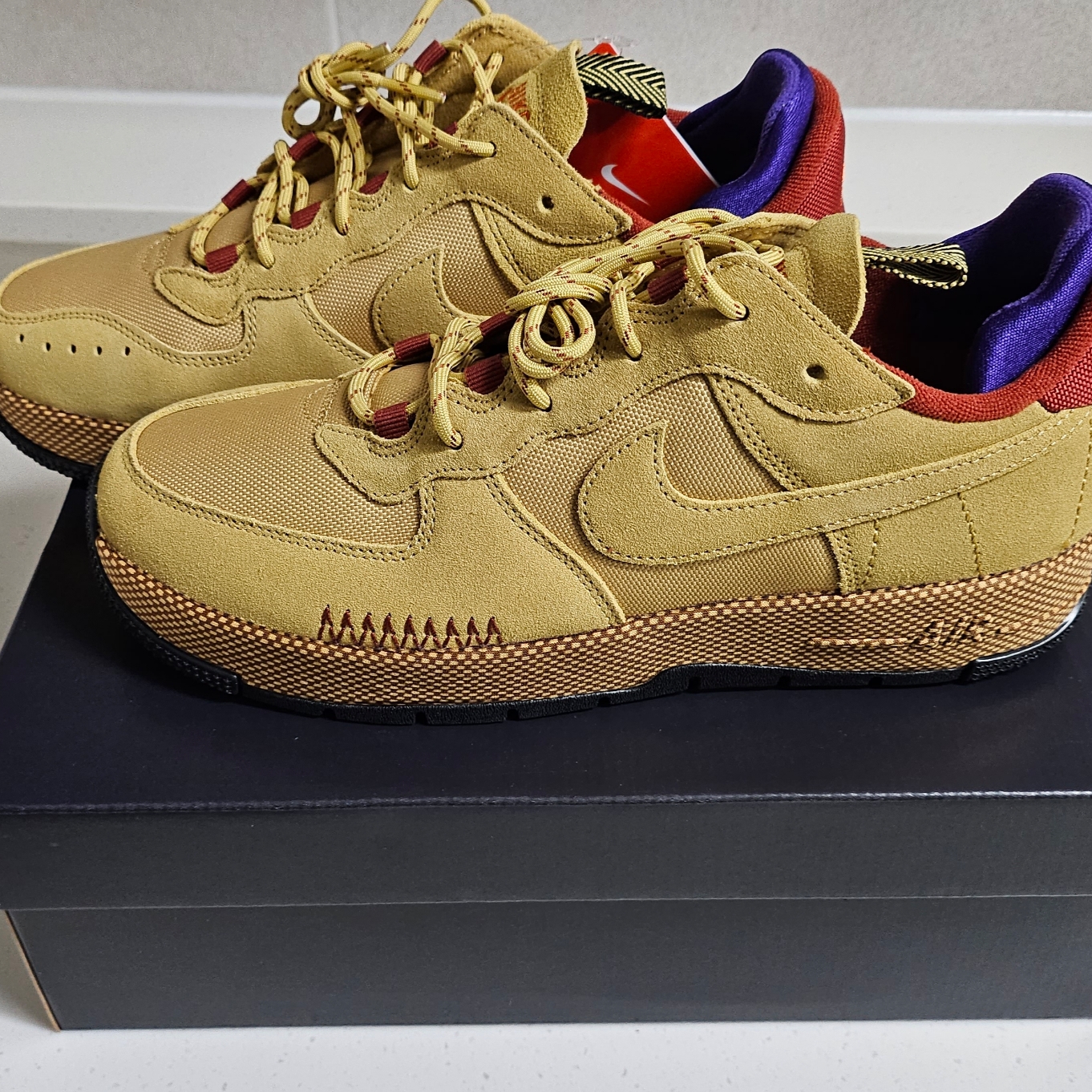 (W) Nike Air Force 1 Wild Wheat Gold 착용 스타일 - 1