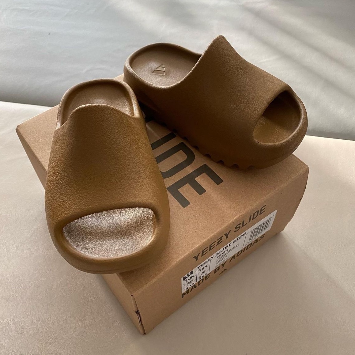 (Kids) Adidas Yeezy Slide Ochre 착용 스타일 - 1