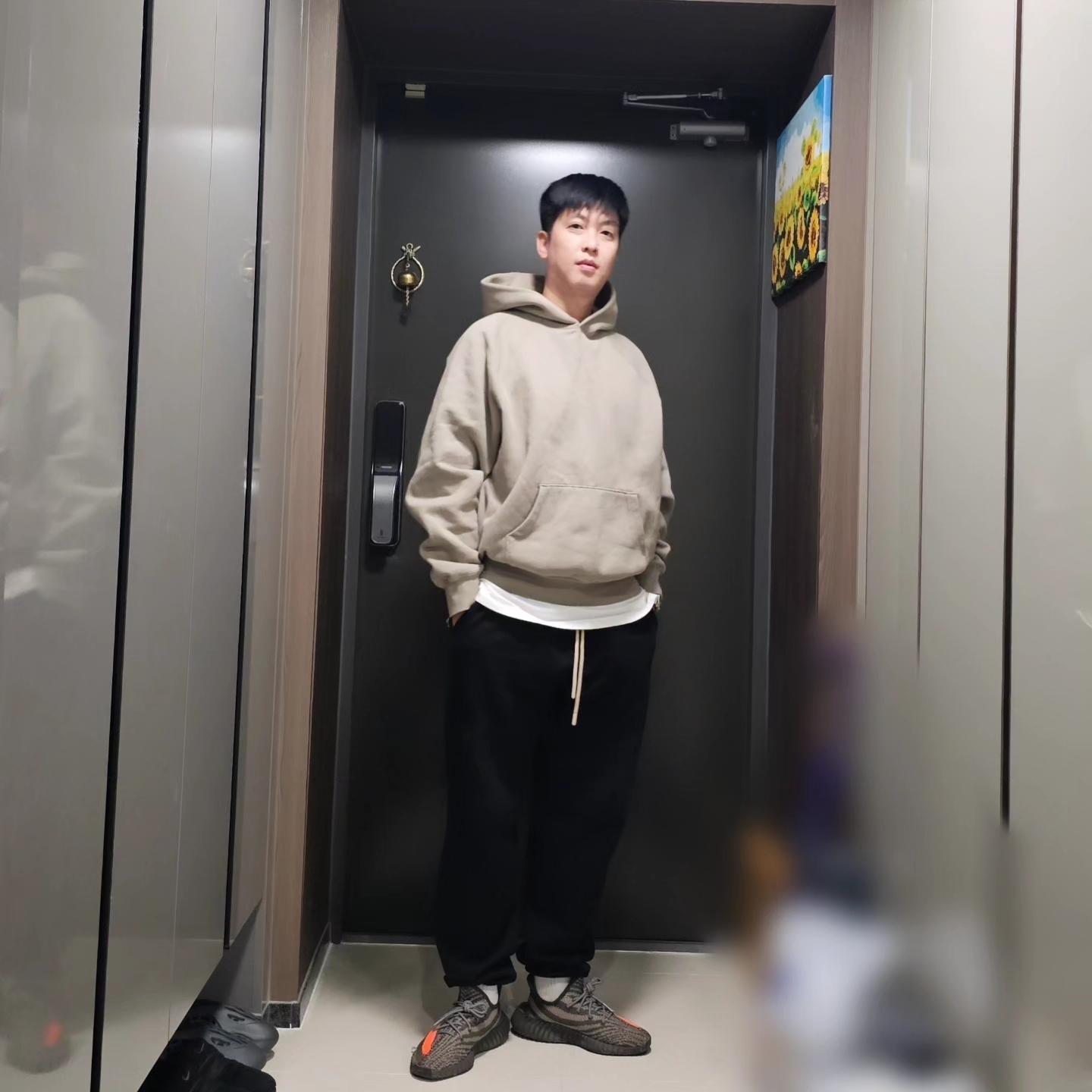 Adidas Yeezy Boost 350 V2 Carbon Beluga, Essentials Pull-Over Hoodie Pistachio - 21FW 착용 스타일 - 2