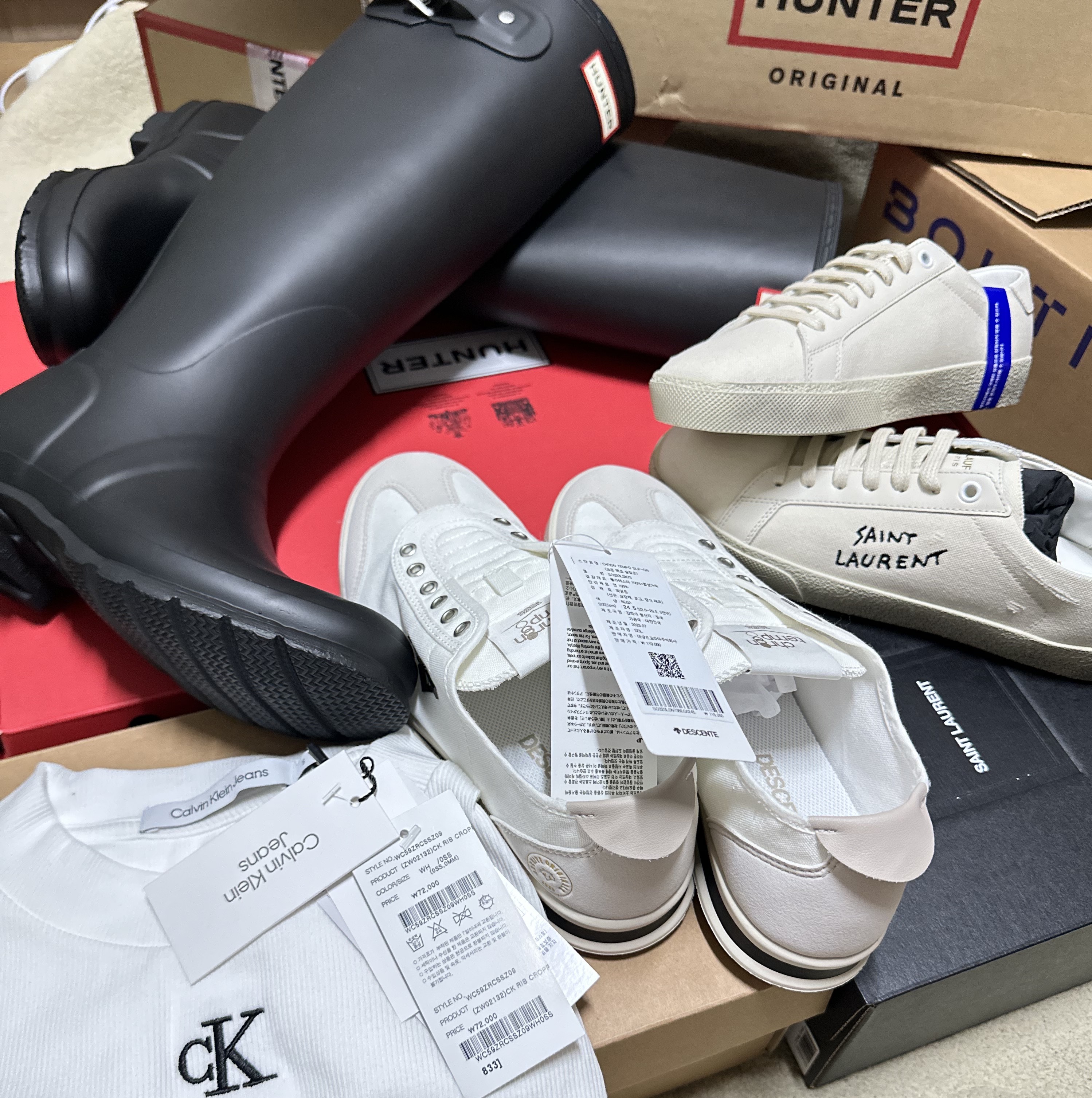 (W) Hunter Original Tall Rain Boots Olive Leaf, (W) Saint Laurent Court Classic SL/06 Sneakers Cream 착용 스타일
