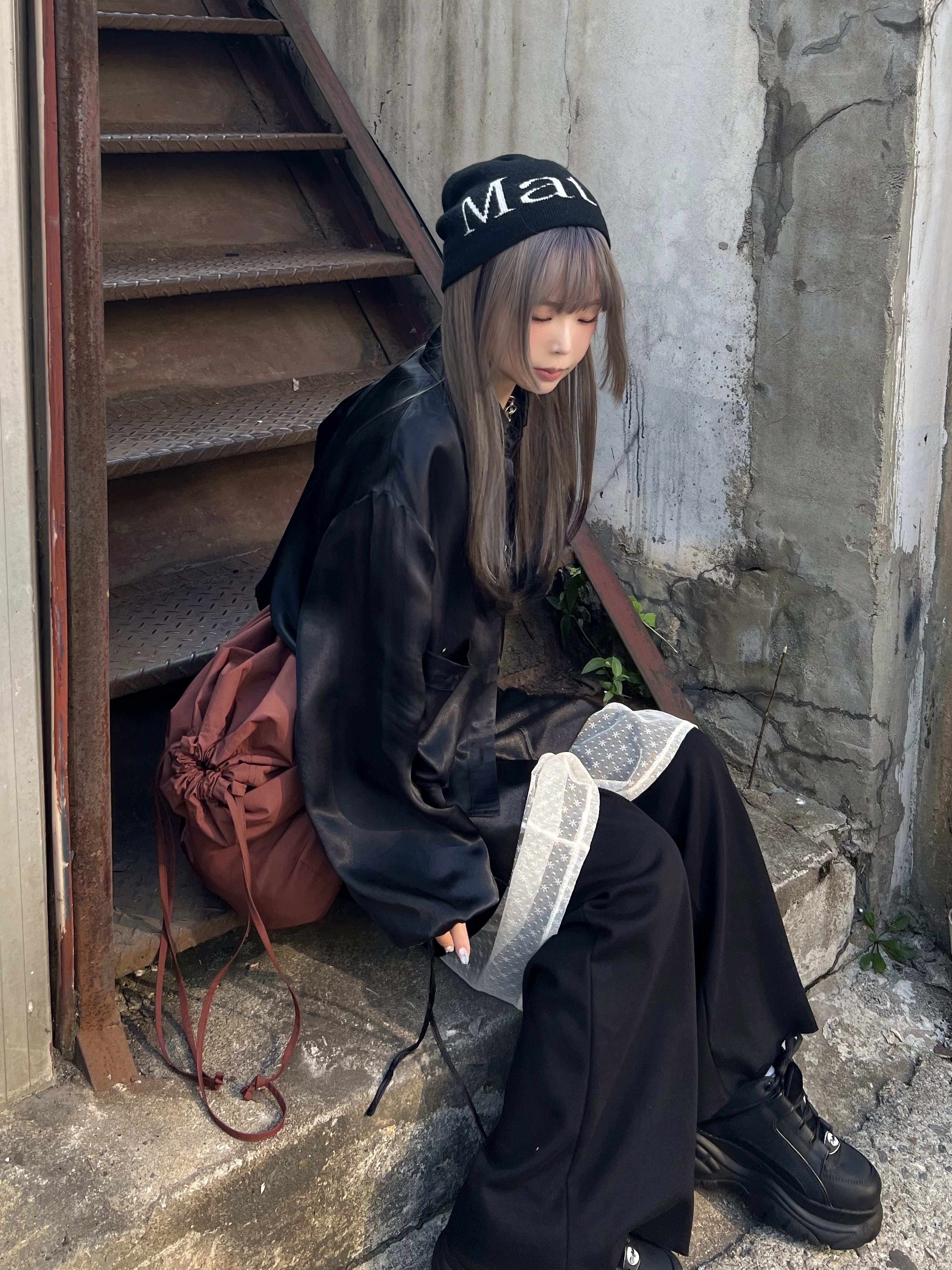 Matin Kim Logo Jacquard Short Beanie Black 착용 스타일 - 2