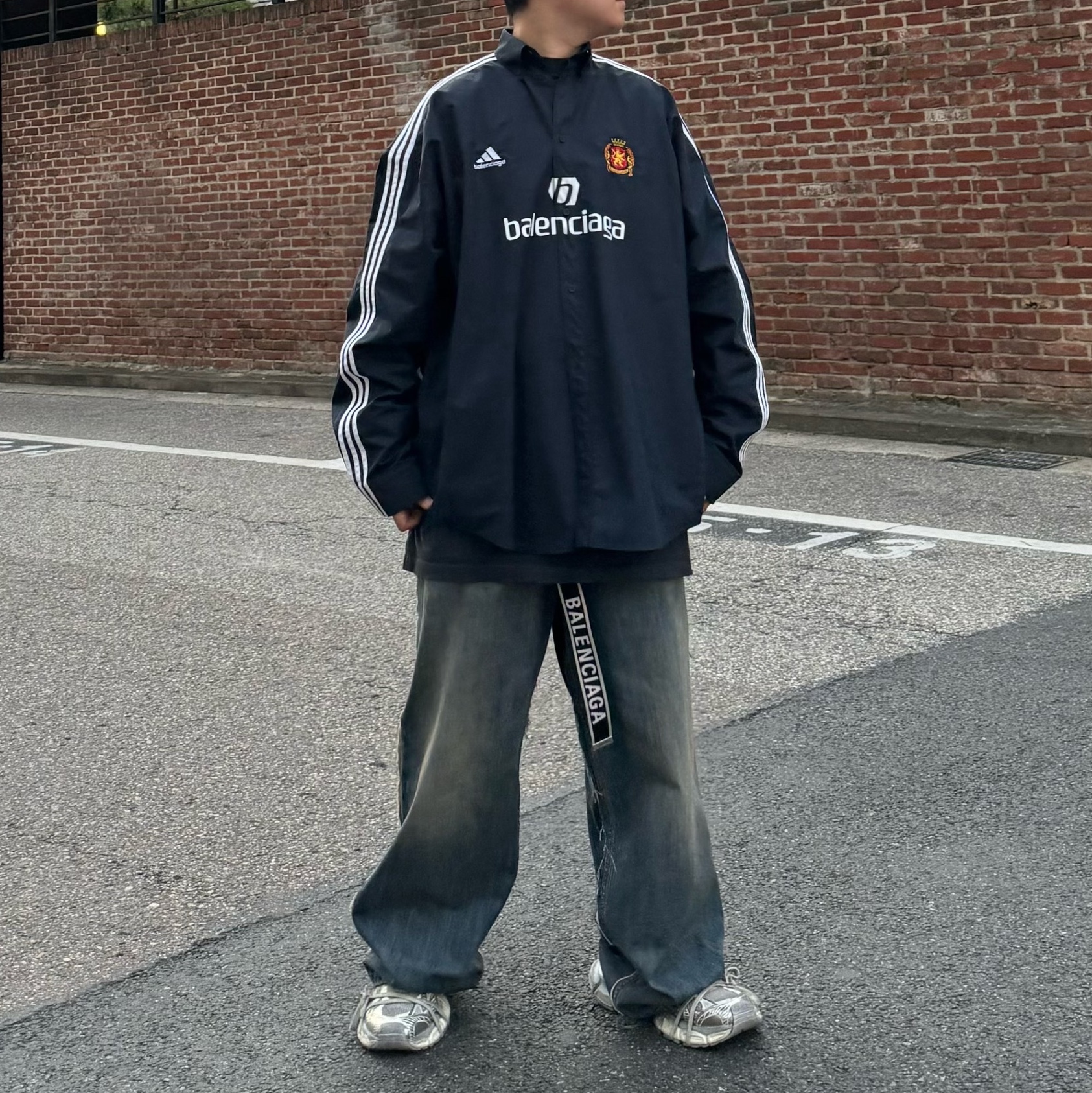 (W) Balenciaga Hybrid Baggy Pants Light Blue, Balenciaga 3XL Sneakers Light Beige 착용 스타일 - 1