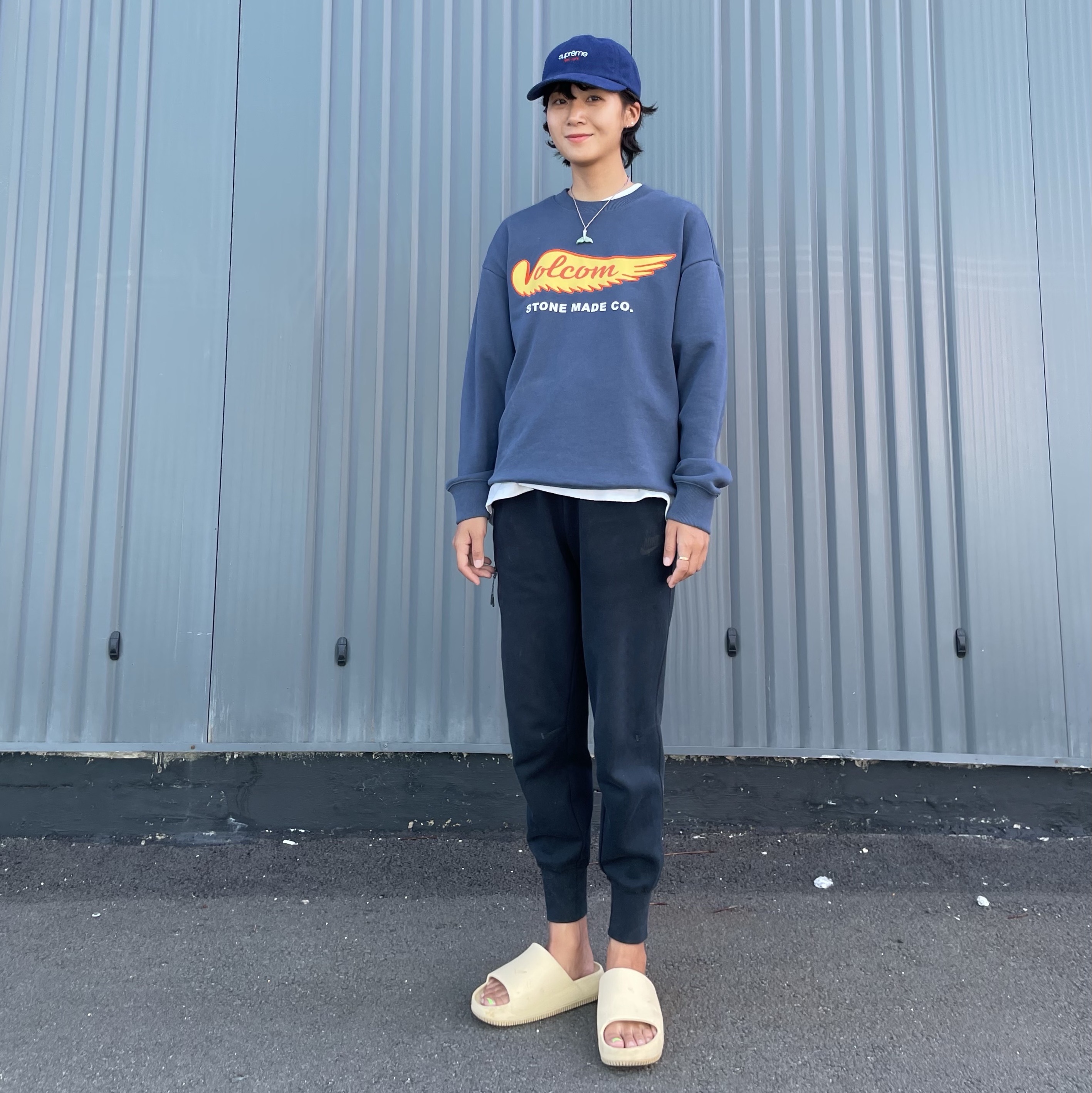 (W) Nike Calm Slide Sesame, Supreme Washed Flannel 6-Panel Navy - 23FW 착용 스타일 - 1