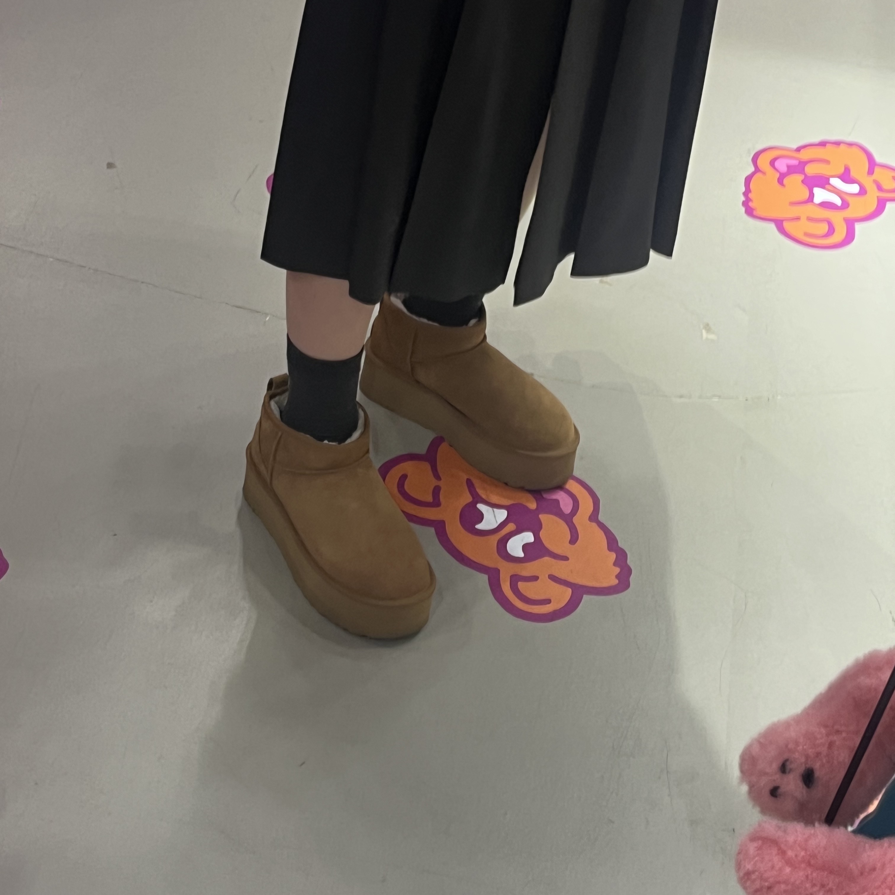 (W) UGG Classic Ultra Mini Platform Boots Chestnut, Celine Mini Backpack Folco in Triomphe Canvas and Calfskin Tan 착용 스타일 - 4