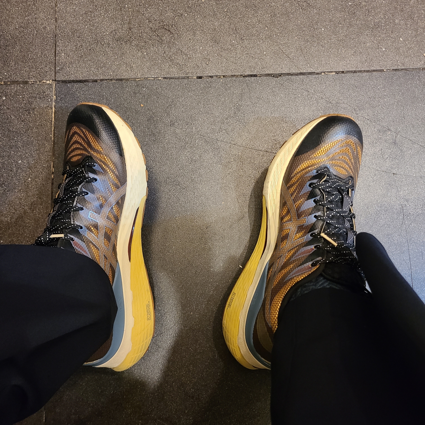 (W) Asics FN3-S Gel-Kayano 28 Anthracite Antique Gold 착용 스타일