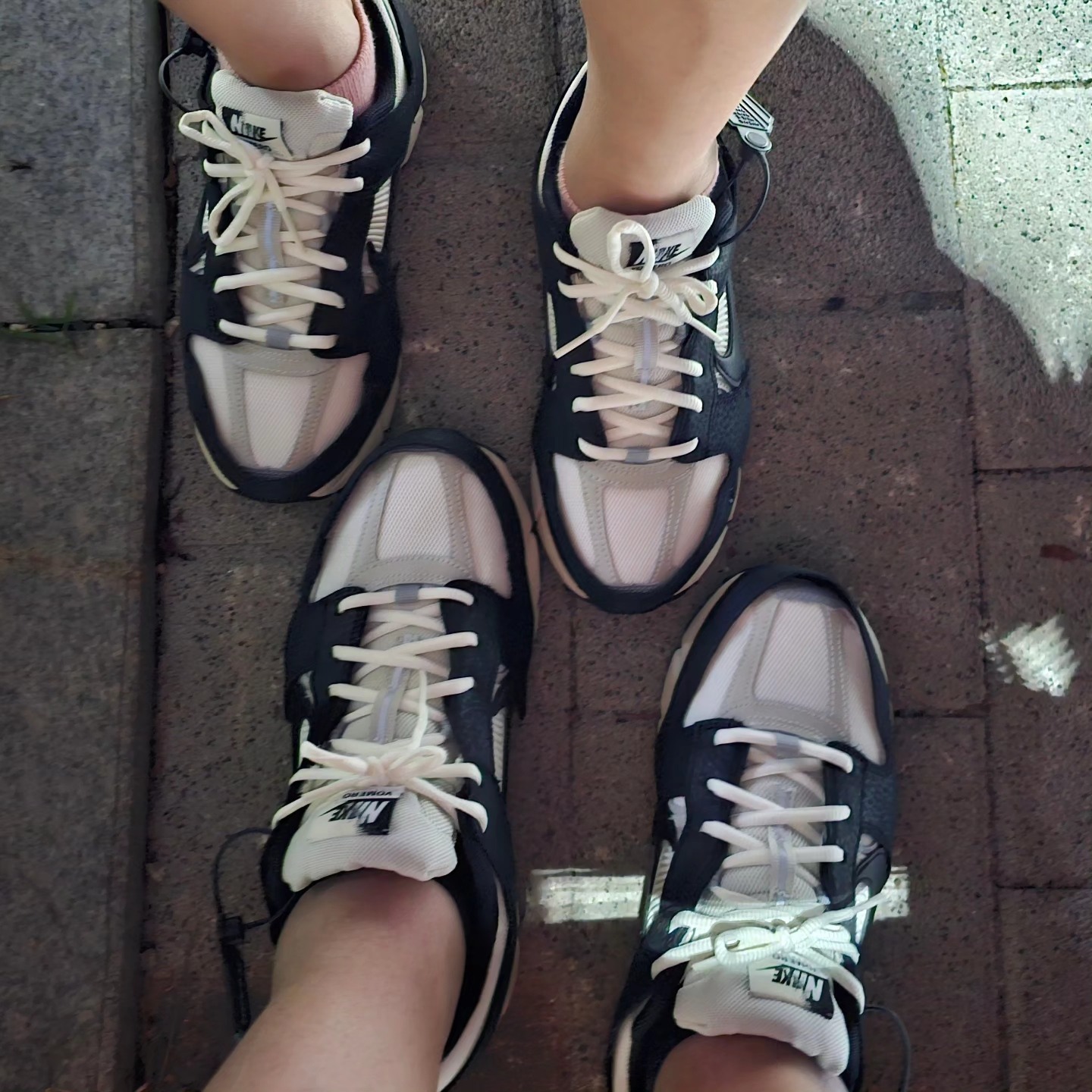 (W) Nike Zoom Vomero 5 Wolf Grey and Black 착용 스타일 - 1