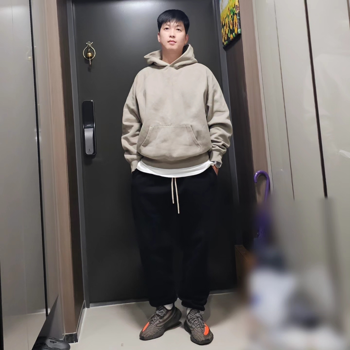 Adidas Yeezy Boost 350 V2 Carbon Beluga, Essentials Pull-Over Hoodie Pistachio - 21FW 착용 스타일 - 1