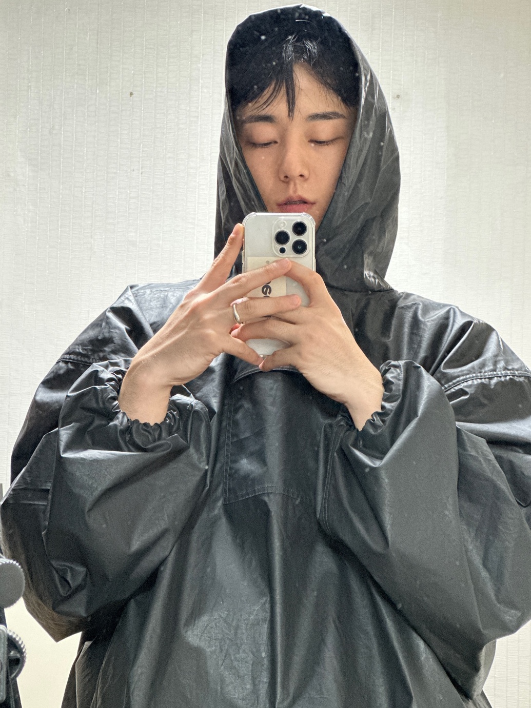 Yeezy Gap Engineered By Balenciaga Coated Cotton Anorak Black 착용 스타일