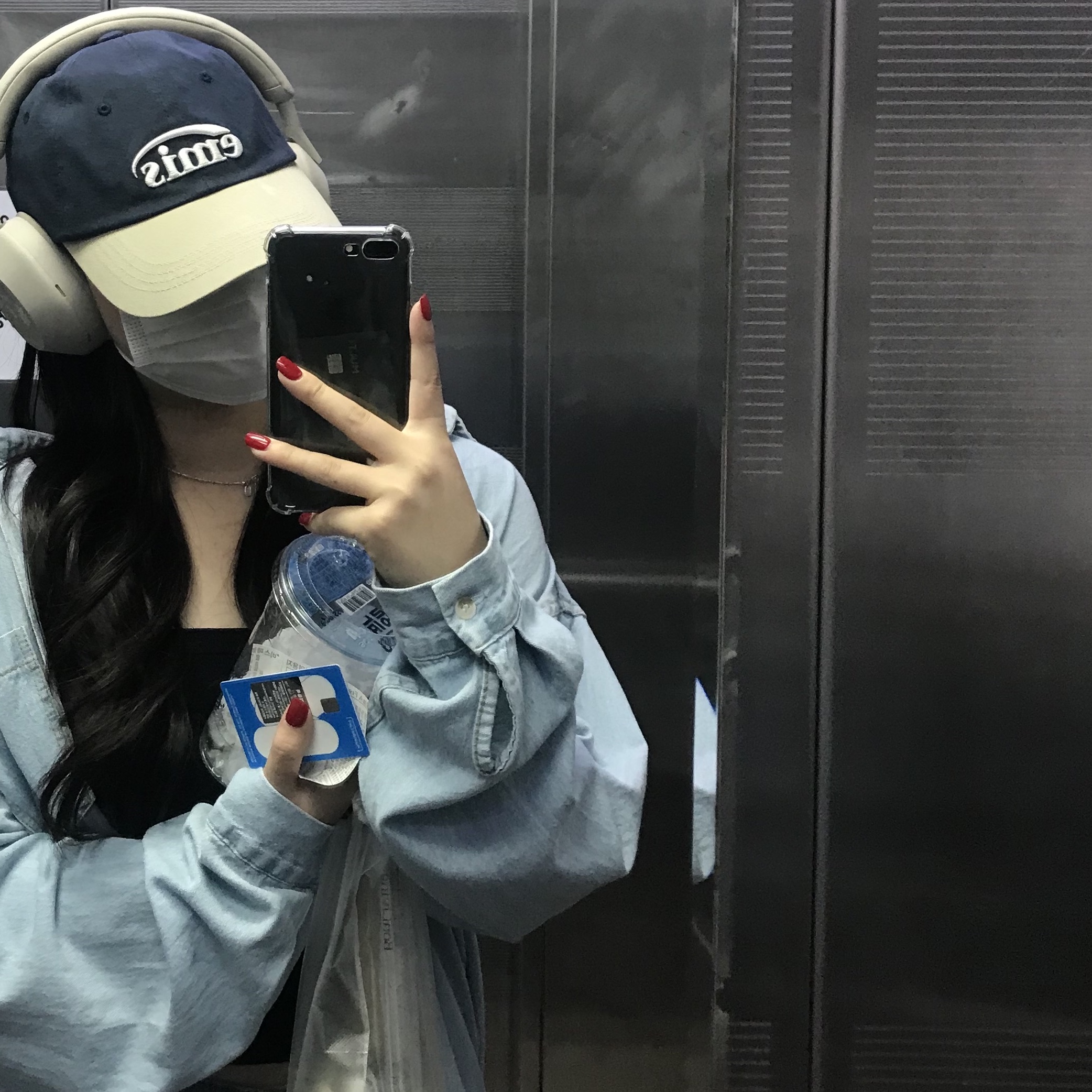 Emis New Logo Mix Ball Cap Beige Navy 착용 스타일