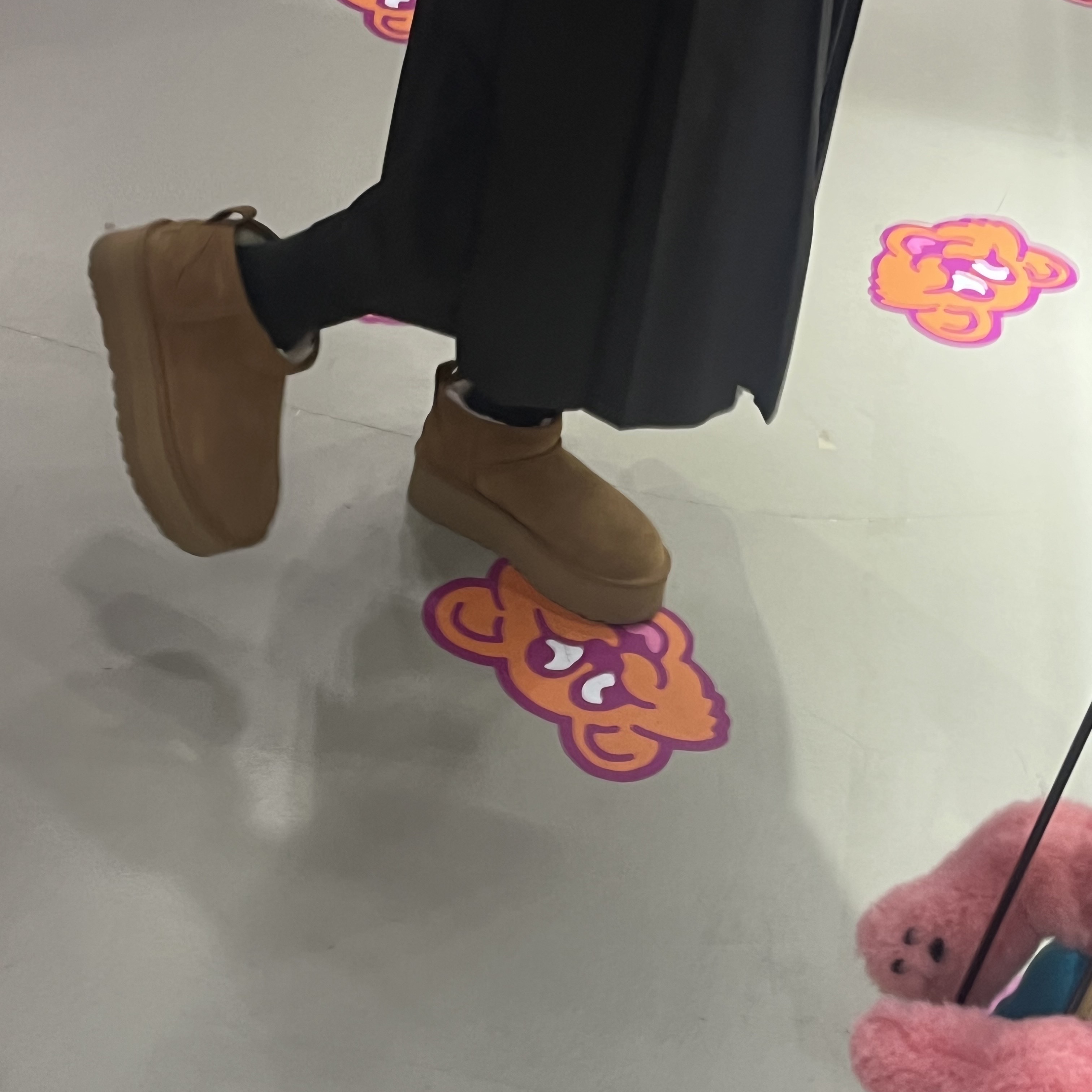 (W) UGG Classic Ultra Mini Platform Boots Chestnut, Celine Mini Backpack Folco in Triomphe Canvas and Calfskin Tan 착용 스타일 - 5