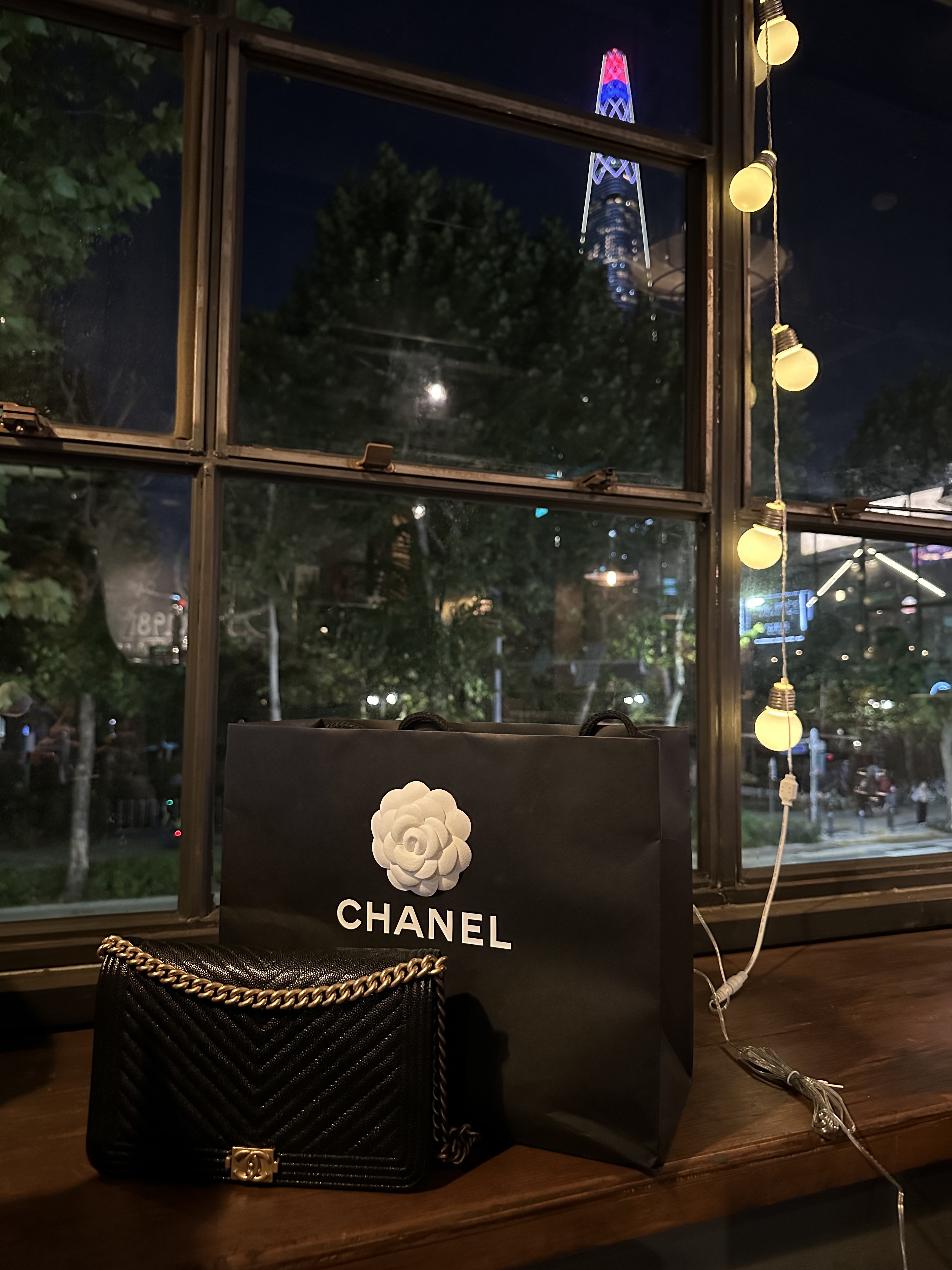 Chanel Boy Chanel Wallet On Chain Grained Calfskin & Gold Black 착용 스타일 - 2