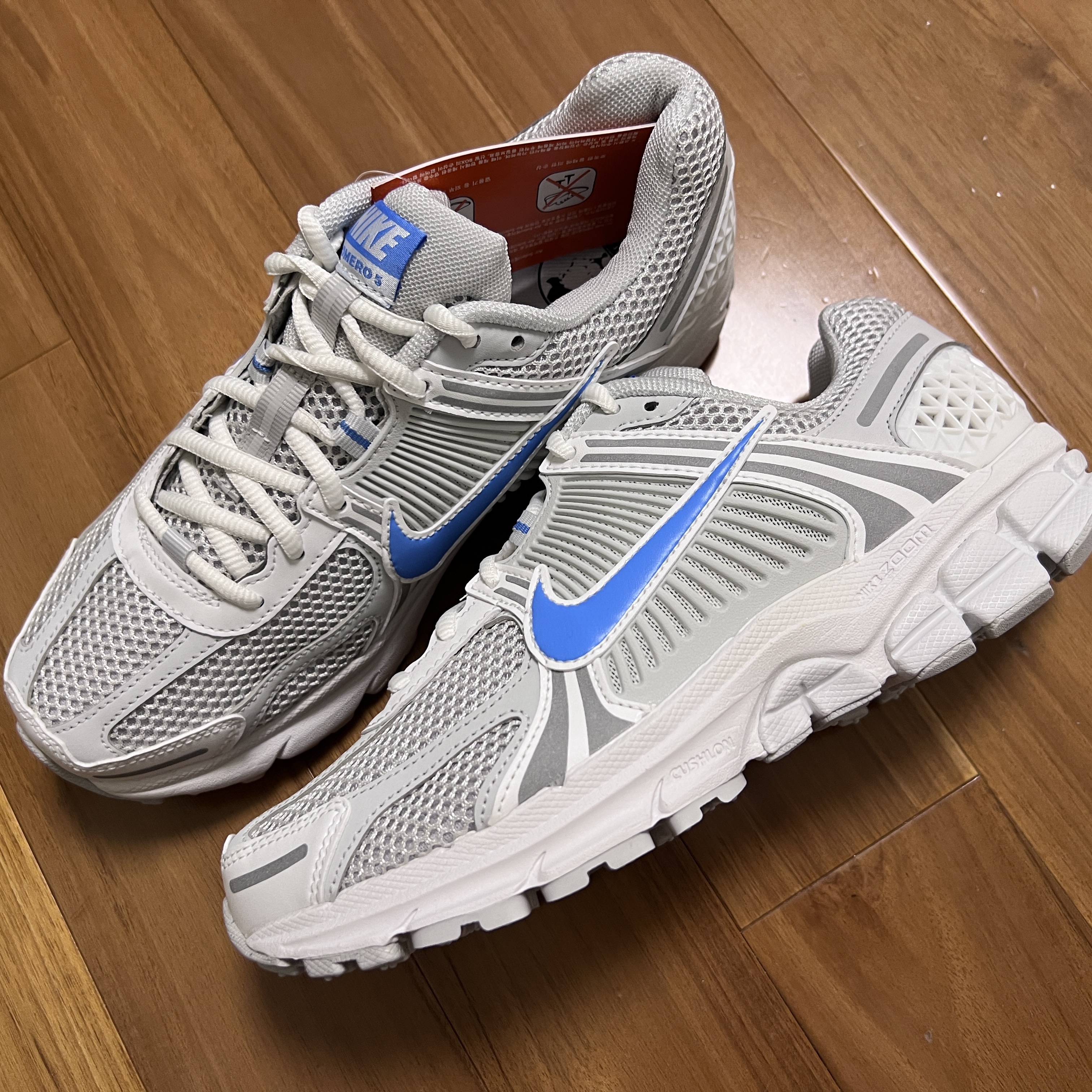 Nike Zoom Vomero 5 Photon Dust and University Blue 착용 스타일