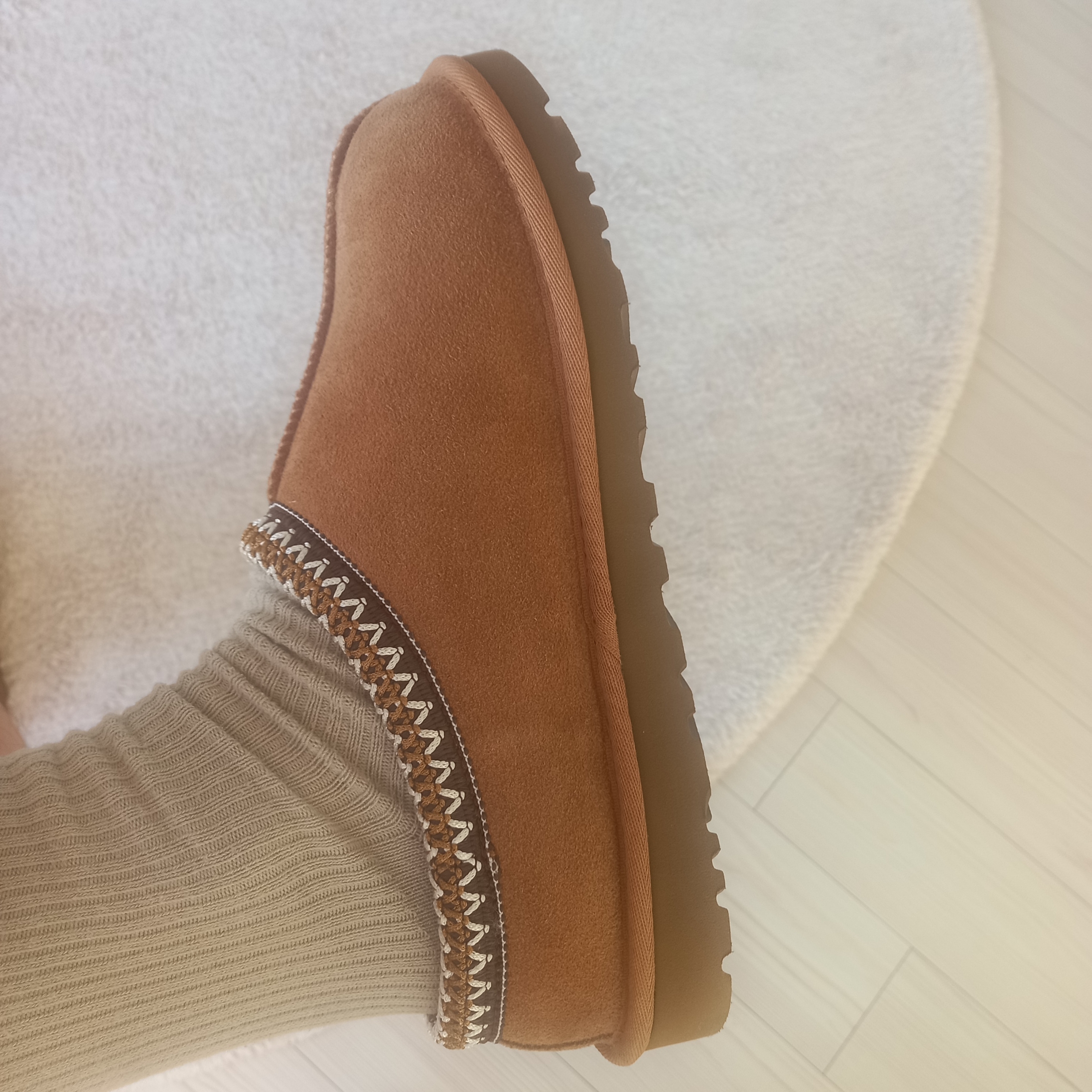 UGG Tasman Slipper Chestnut 착용 스타일 - 2