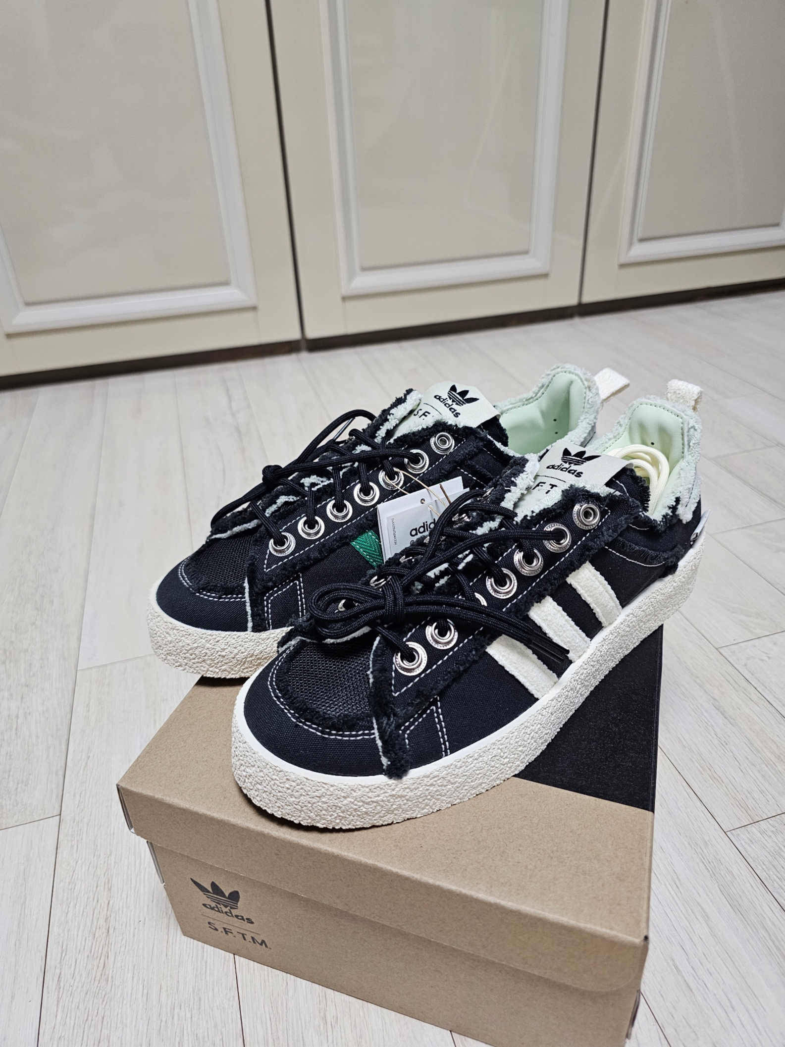 Adidas x Song for the Mute Campus 80s Core Black Cream White 착용 스타일 - 3