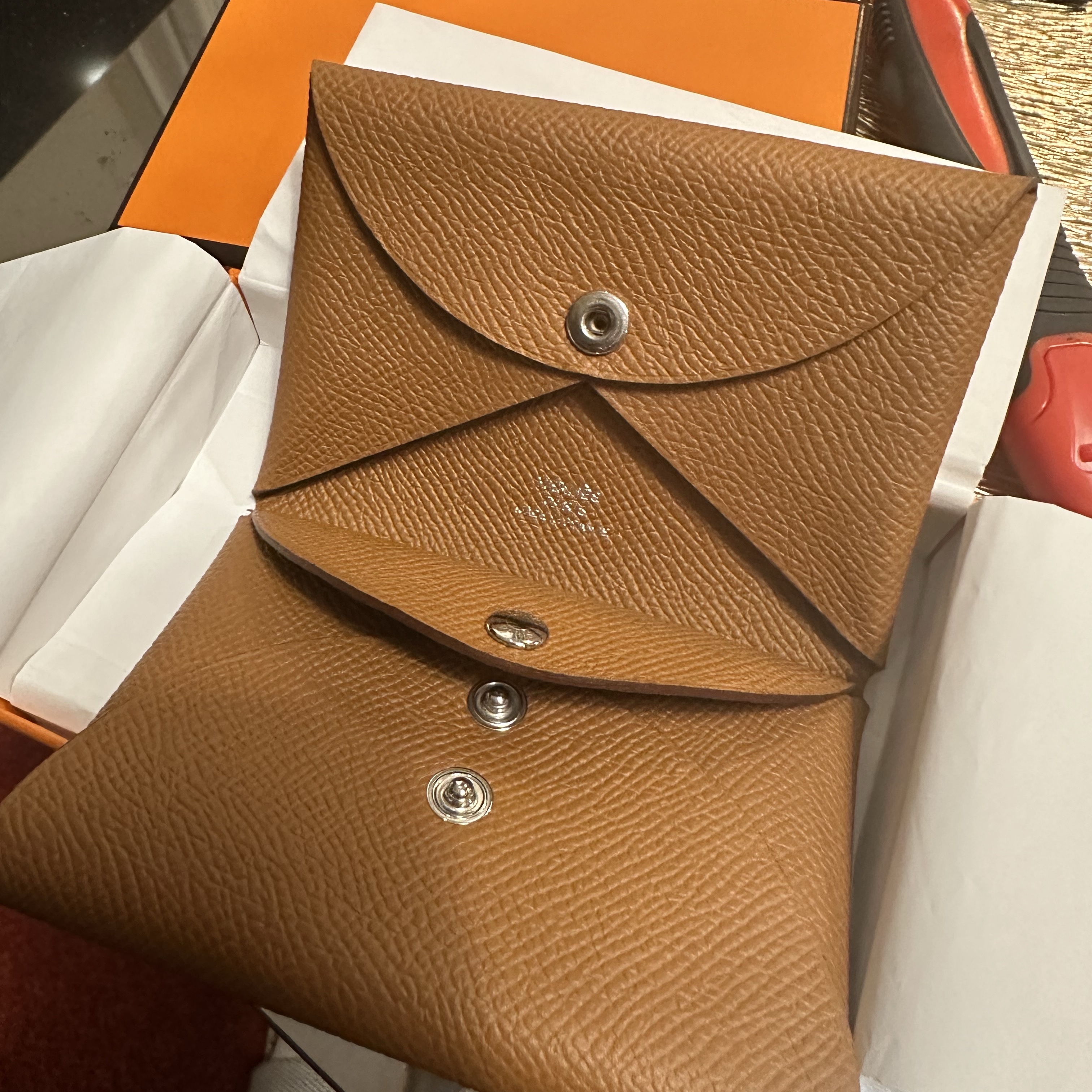 Hermes Calvi Duo Card Holder Epsom & Palladium Gold 착용 스타일
