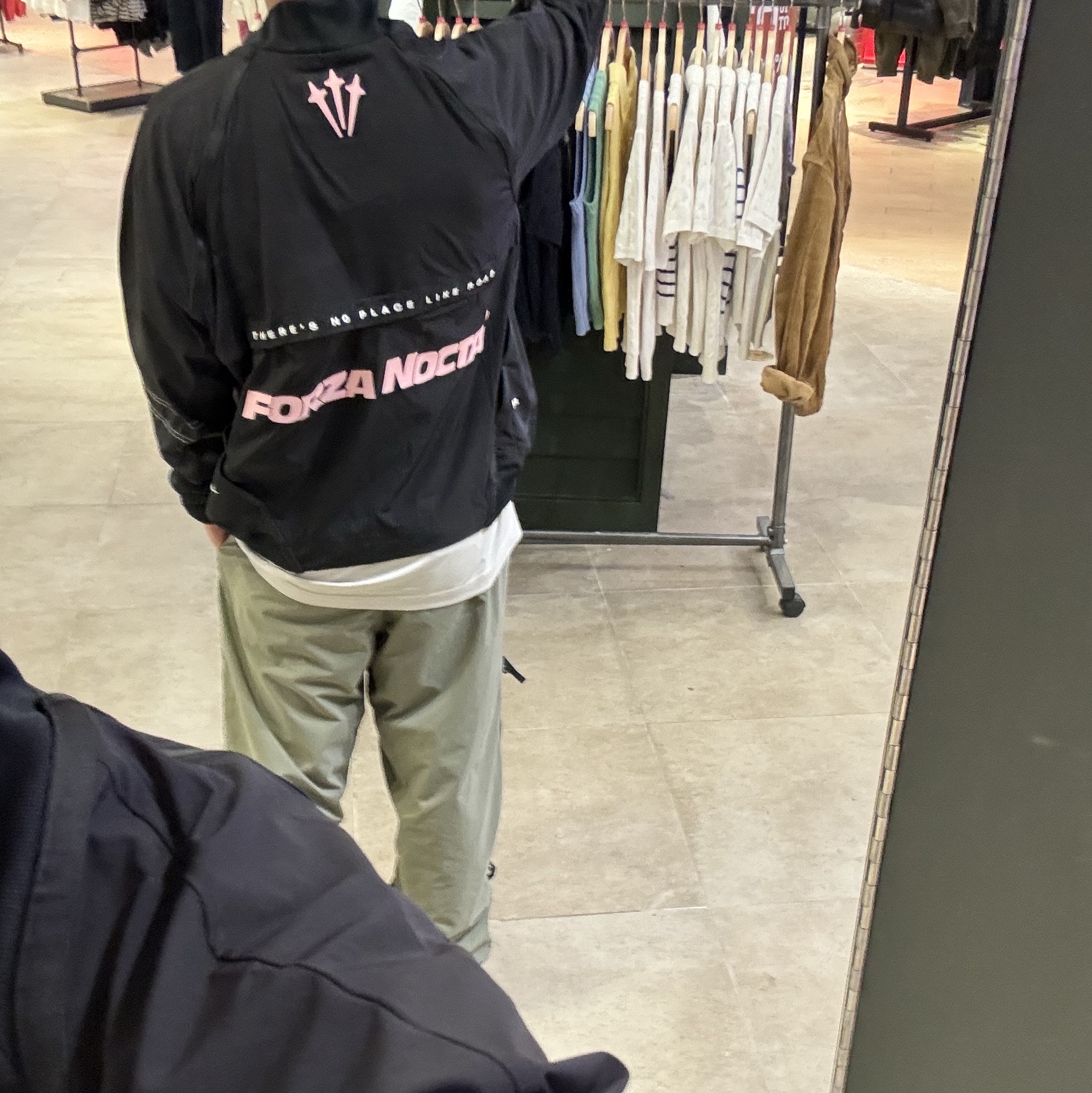 (W) Nike x Drake Nocta NRG LR L/S Crew Black (DV3631-010) 착용 스타일 - 4