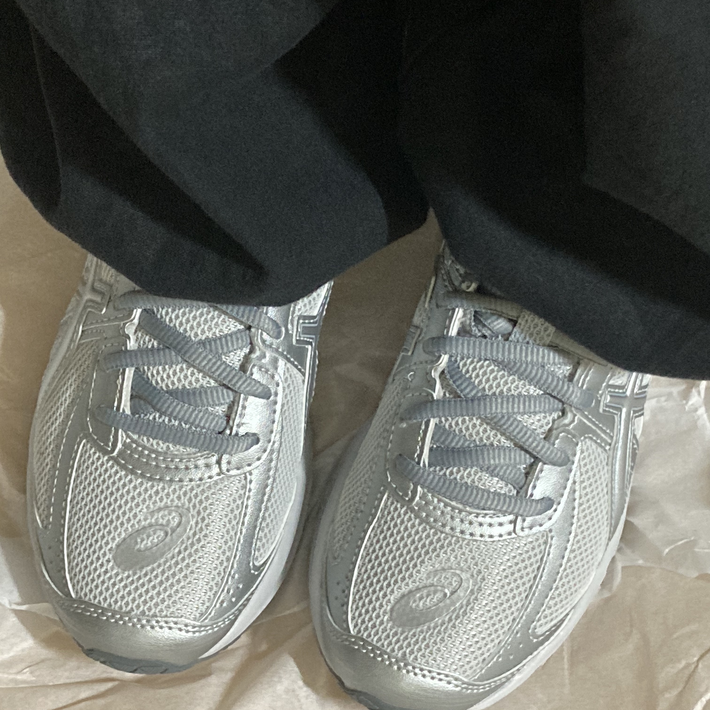 Asics Jog 100 S SMU Glacier Grey Pure Silver - 2E Wide 착용 스타일