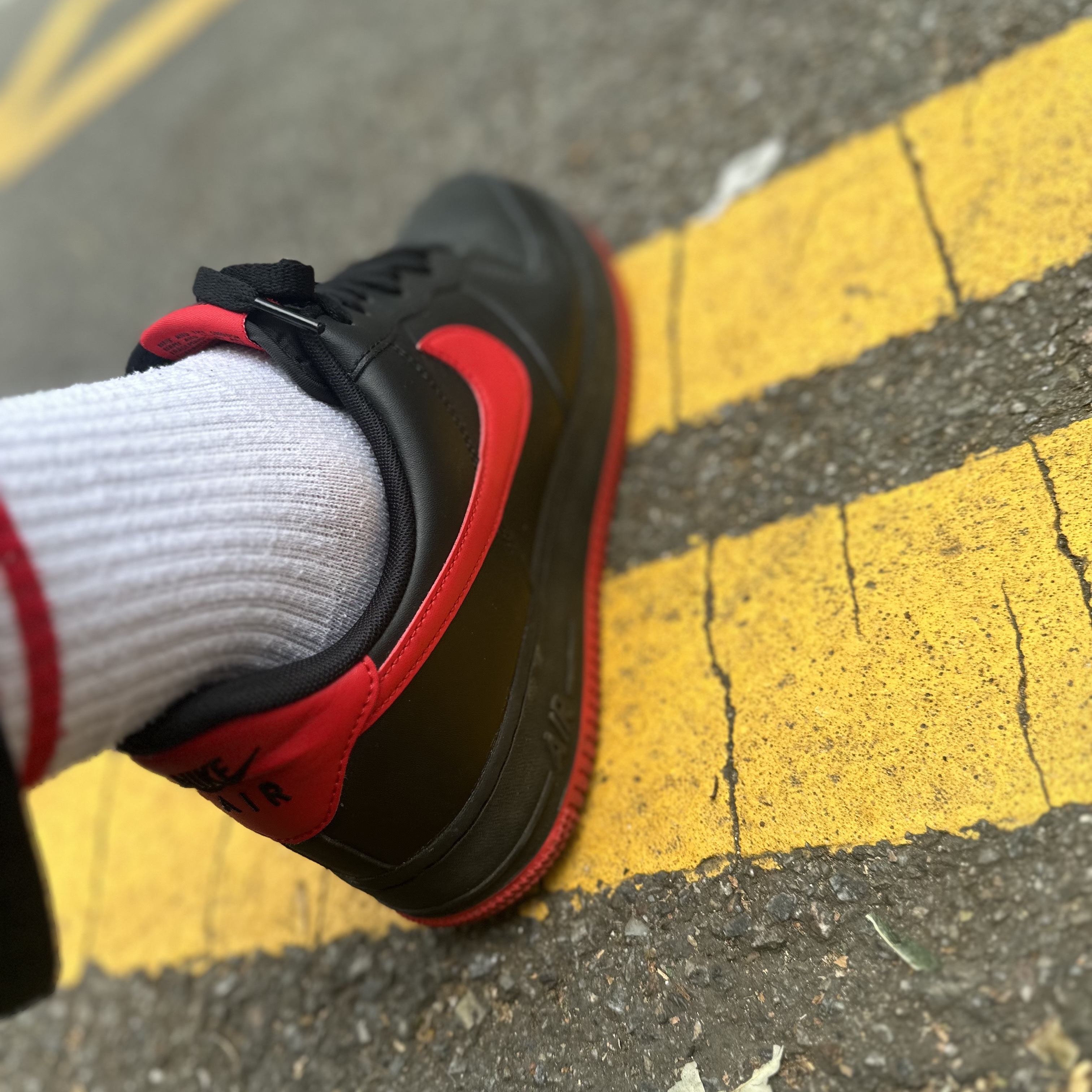 Nike Air Force 1 '07 Low Black University Red 착용 스타일 - 3