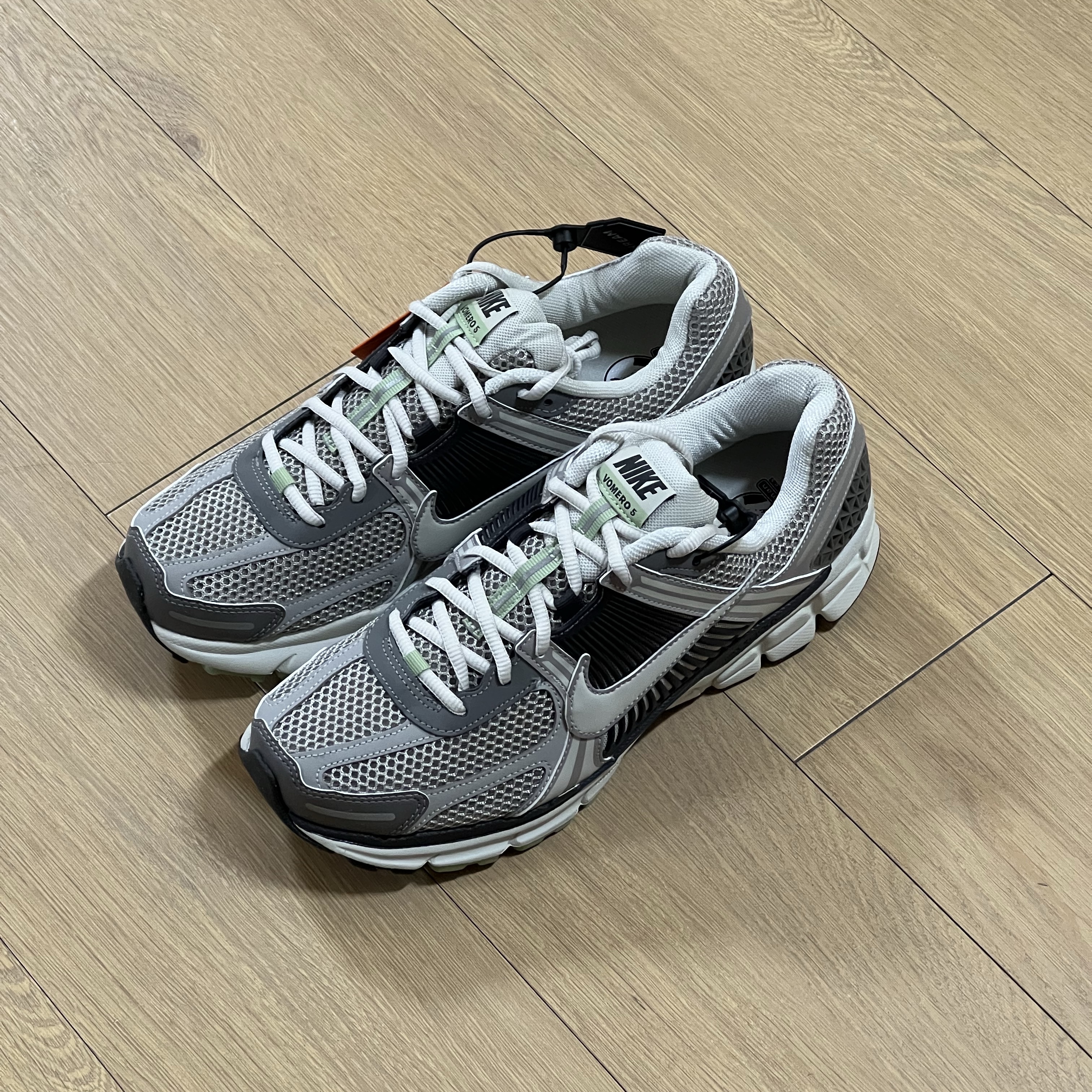(W) Nike Zoom Vomero 5 Cobblestone and Flat Pewter 착용 스타일