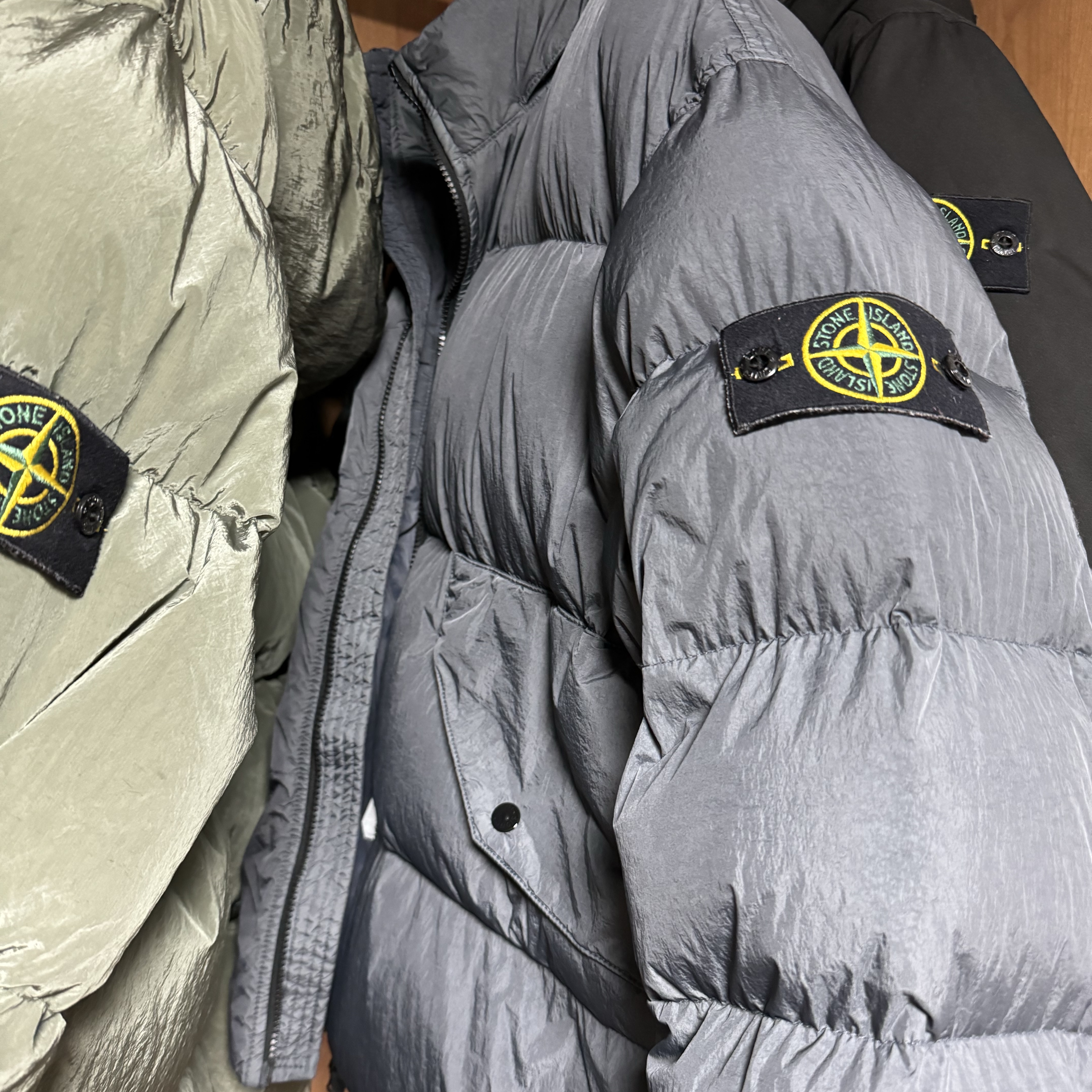 Stone Island 40623 Garment Dyed Crinkle Reps Recycled Nylon Down Jacket Lead - 23FW, Stone Island 44508 Nylon Metal Down-TC Jacket Light Grey - 21FW 착용 스타일 - 1
