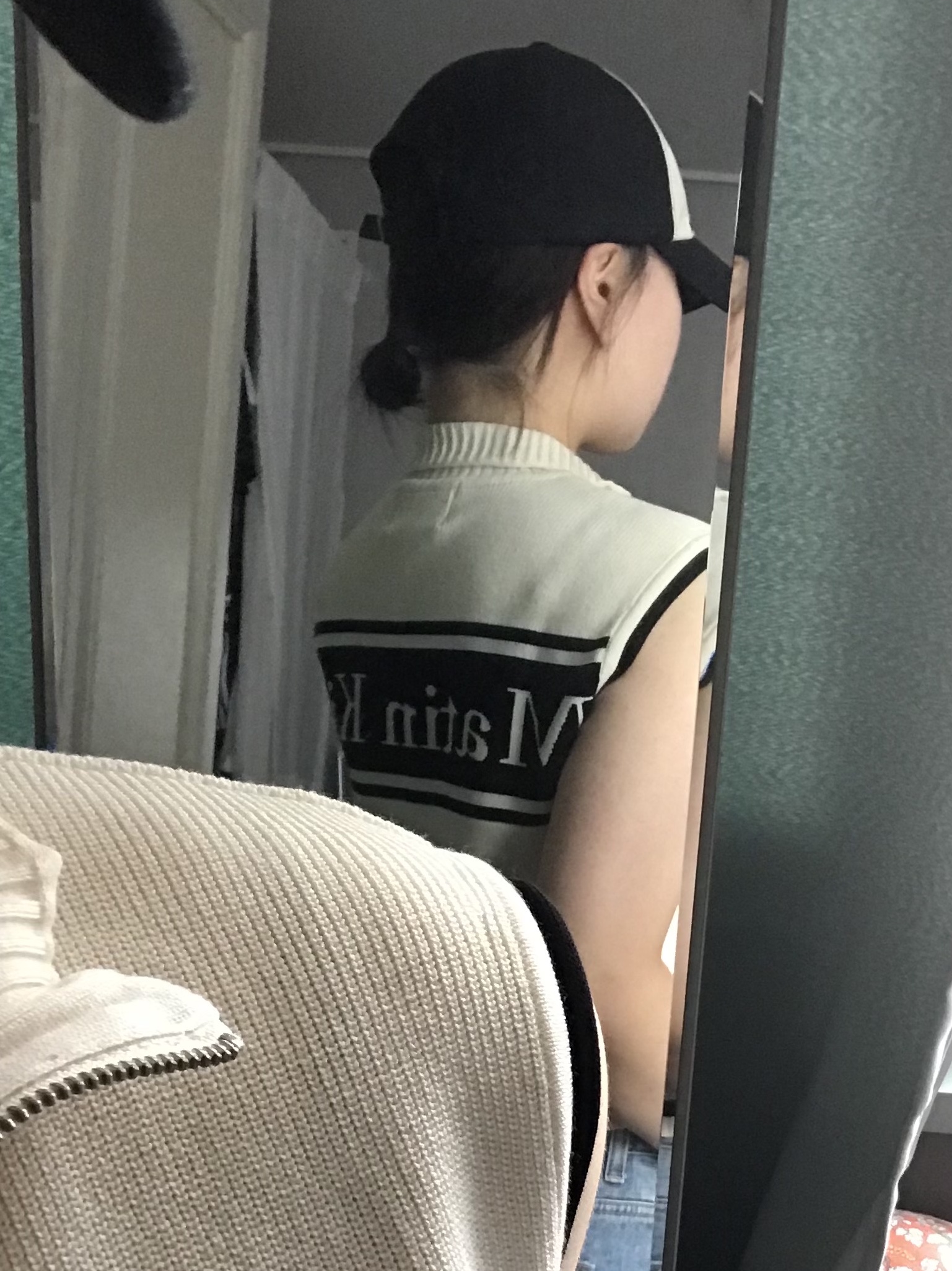 (W) Matin Kim Spell Point Stripe Knit Vest Ivory 착용 스타일