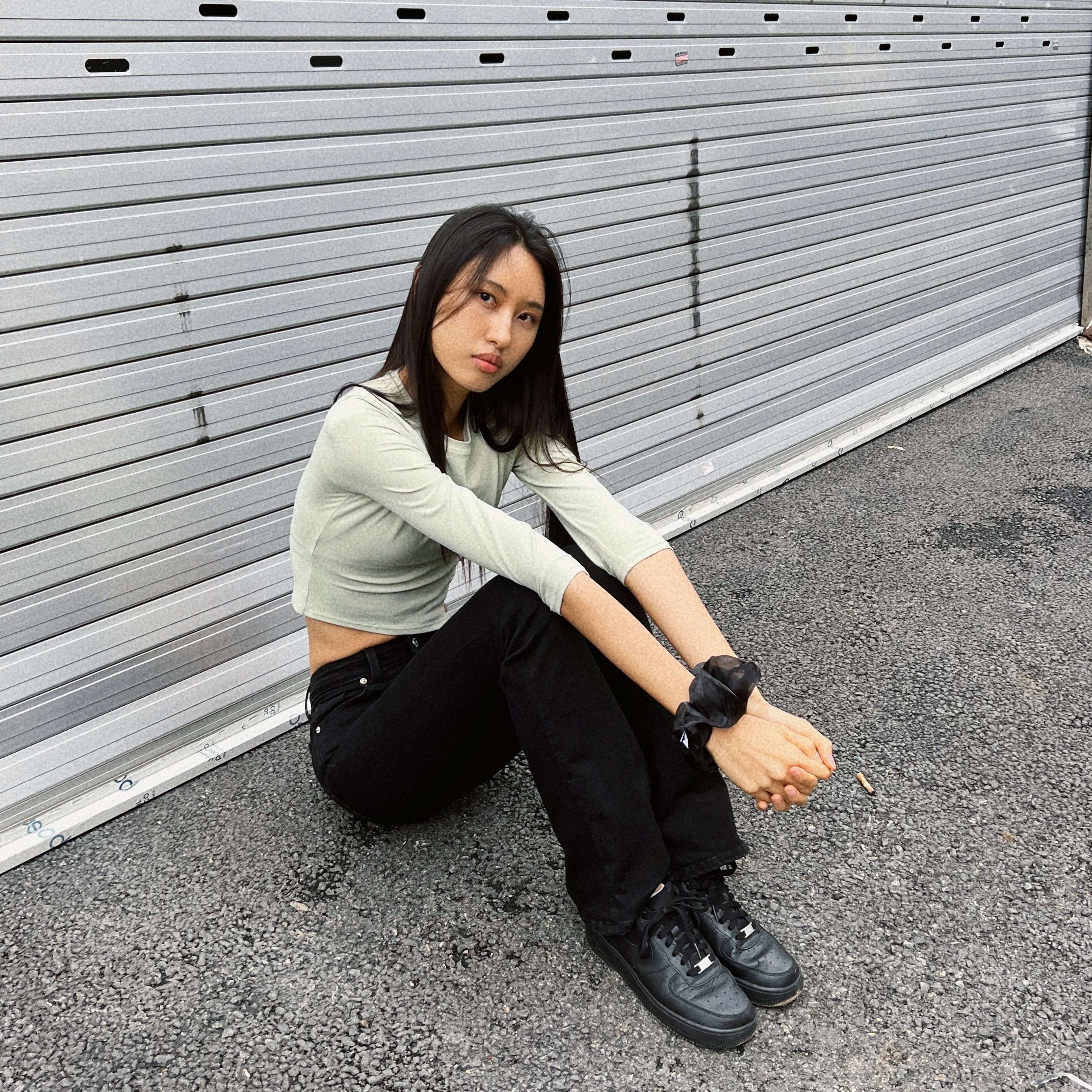 (W) Nike Air Force 1 '07 Low Triple Black 착용 스타일 - 1