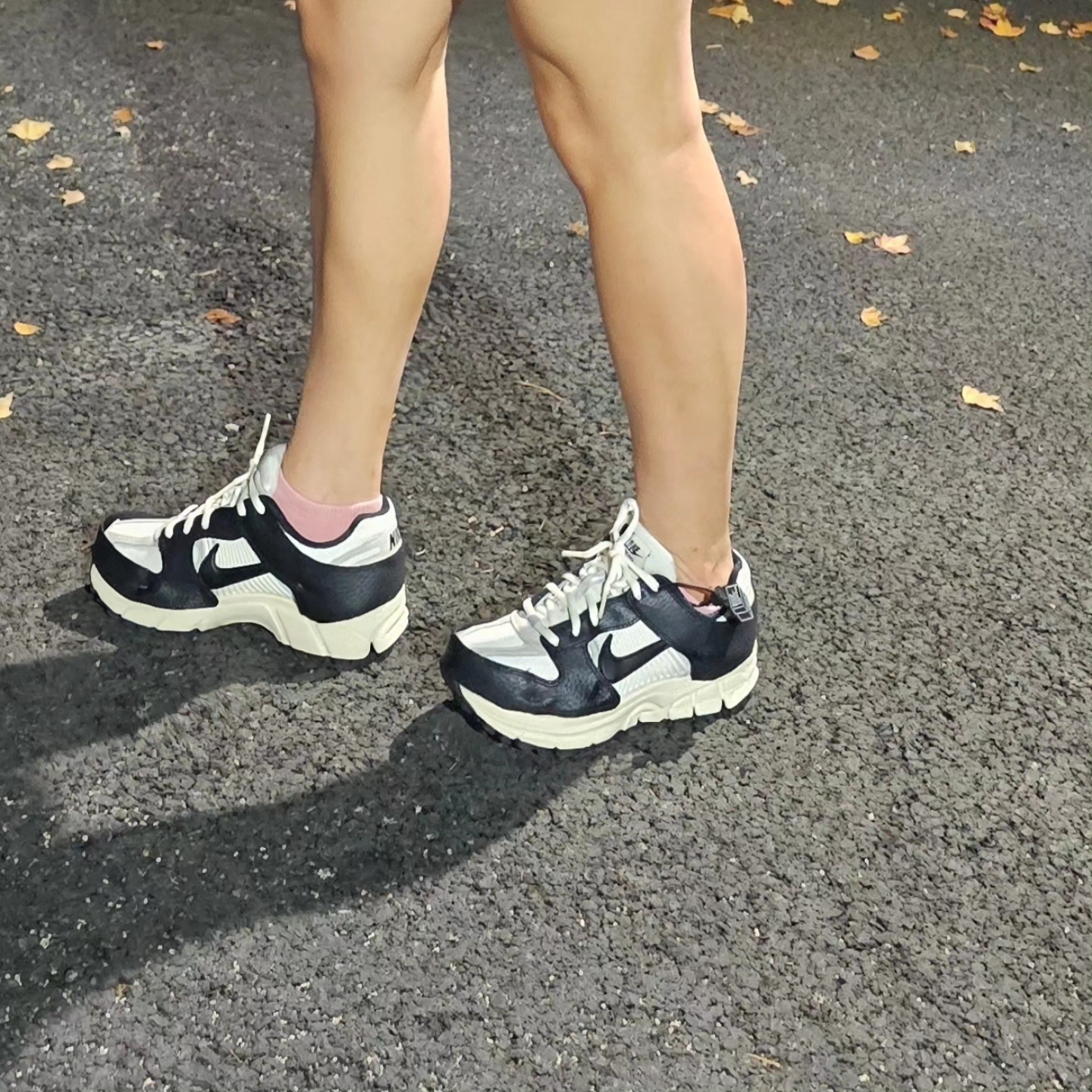 (W) Nike Zoom Vomero 5 Wolf Grey and Black 착용 스타일 - 2