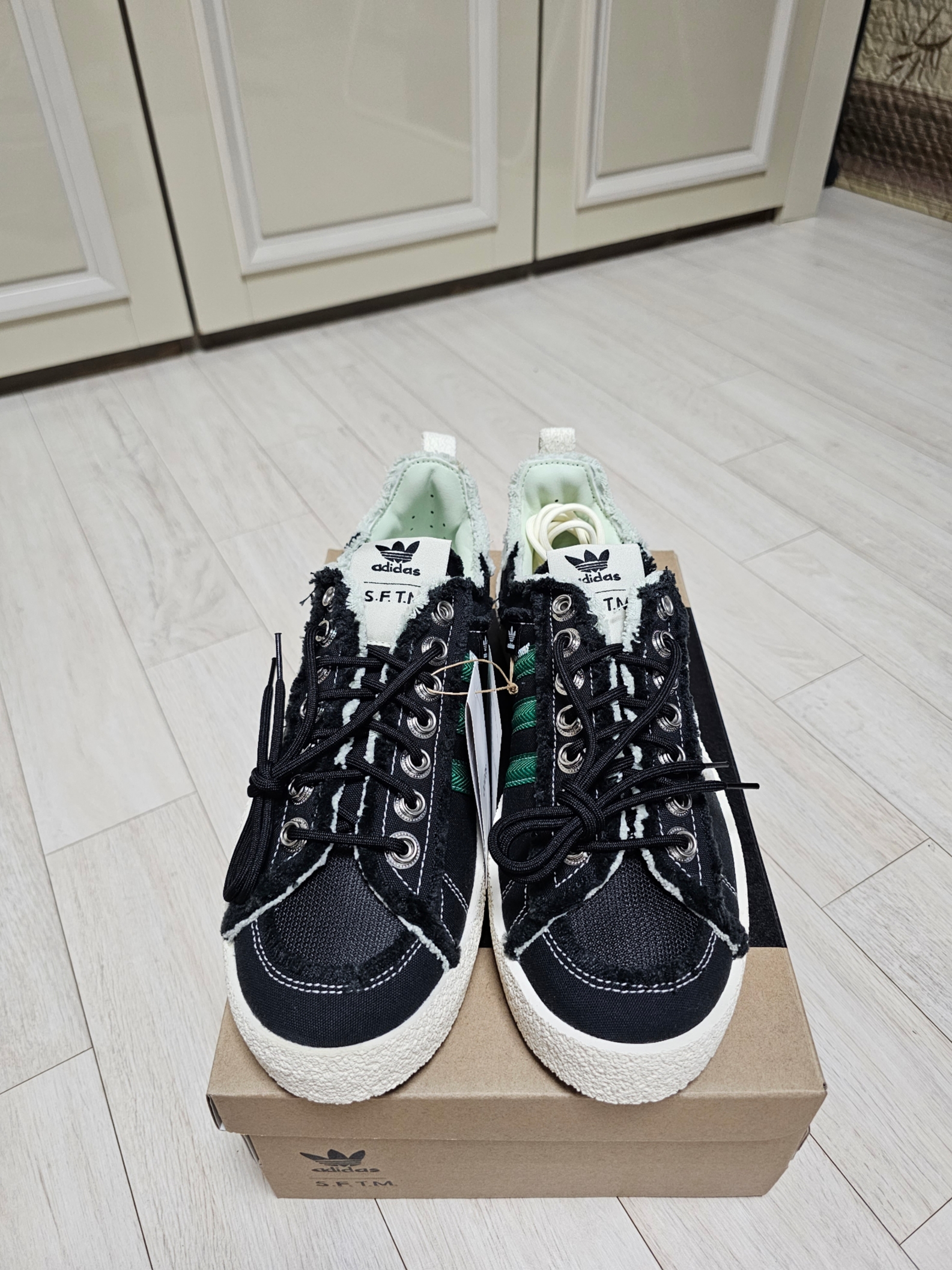 Adidas x Song for the Mute Campus 80s Core Black Cream White 착용 스타일 - 1