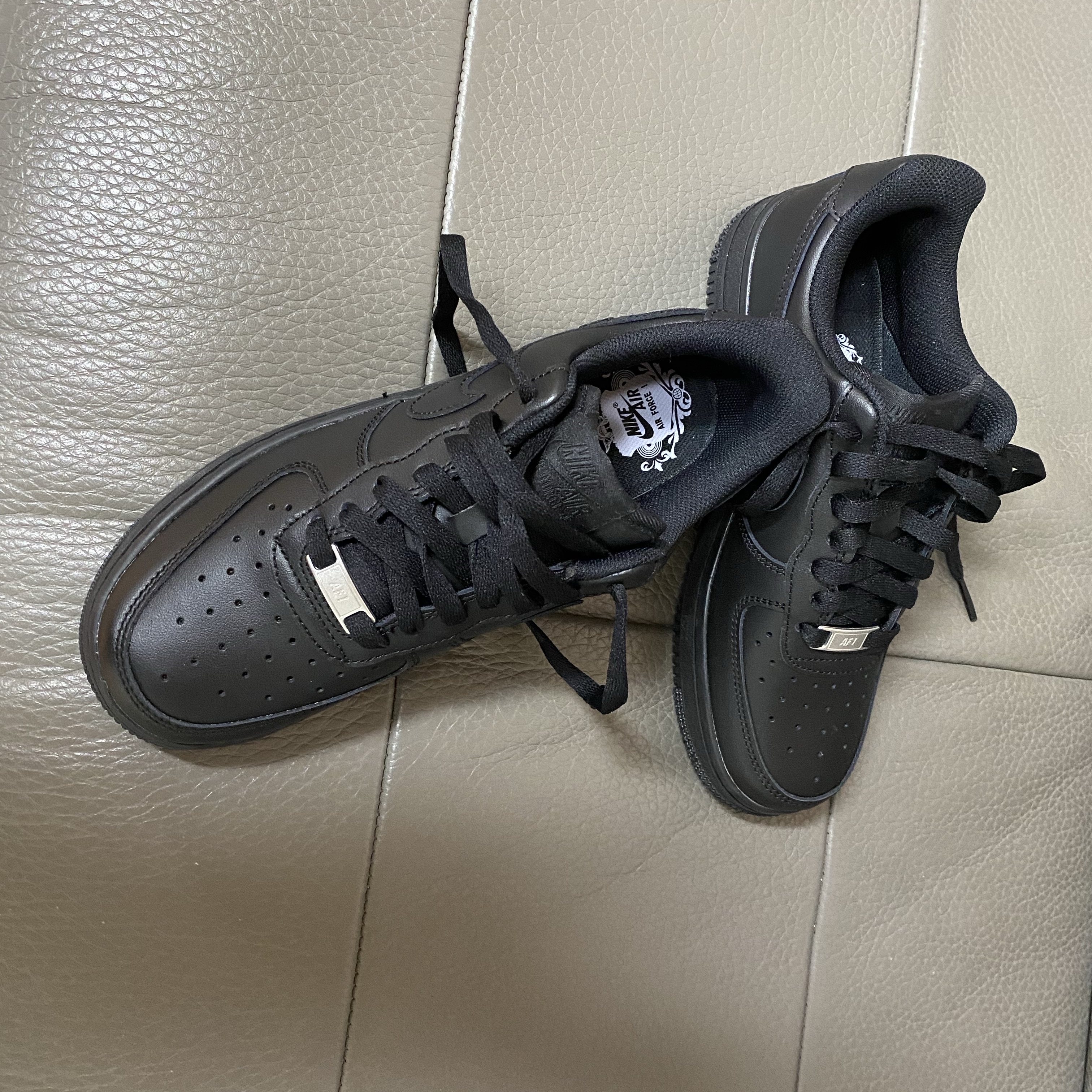(W) Nike Air Force 1 '07 Low Triple Black 착용 스타일