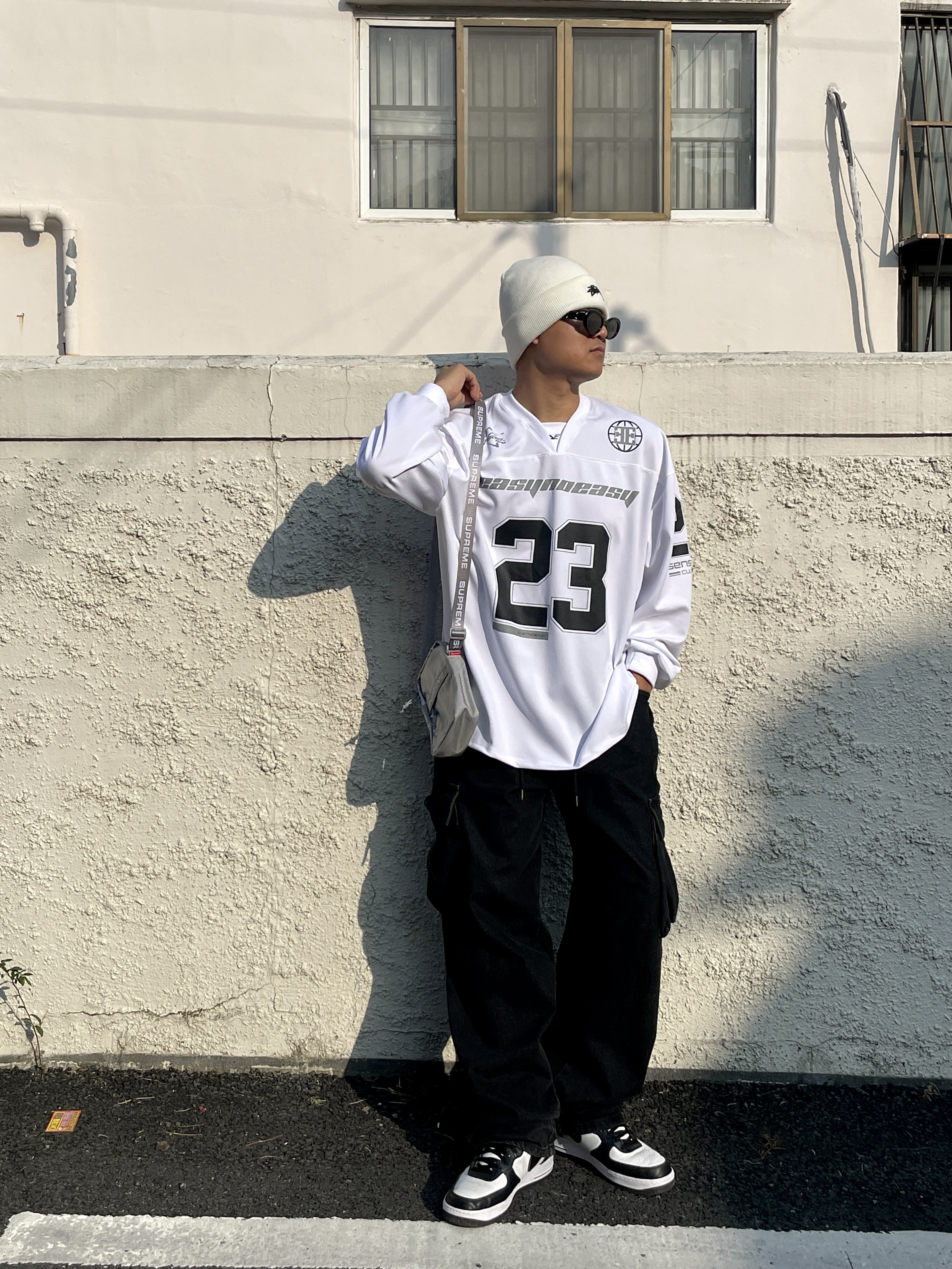 Nike x Stussy Cuff Beanie White, Supreme Shoulder Bag Silver - 22FW 착용 스타일 - 3
