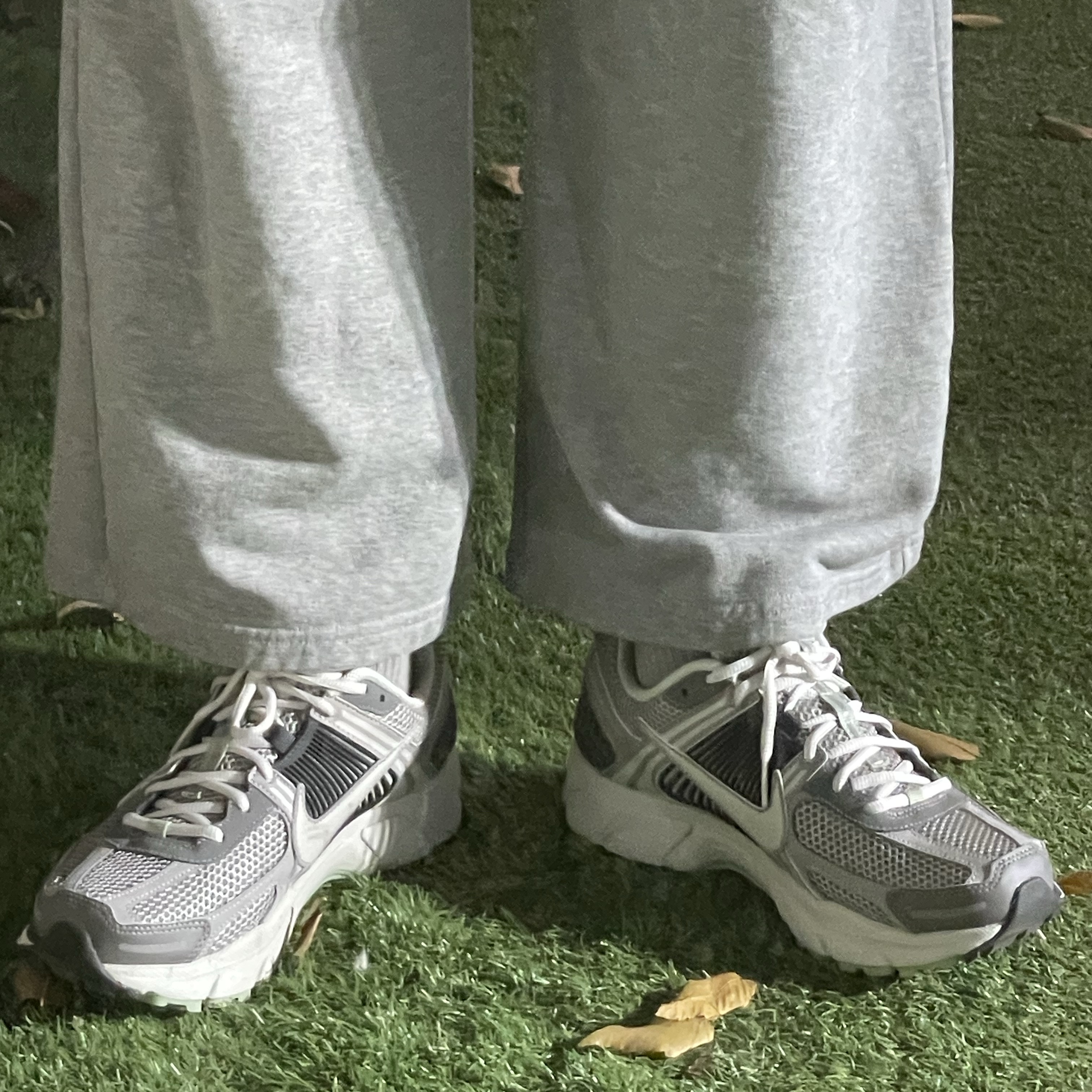 (W) Nike Zoom Vomero 5 Cobblestone and Flat Pewter 착용 스타일