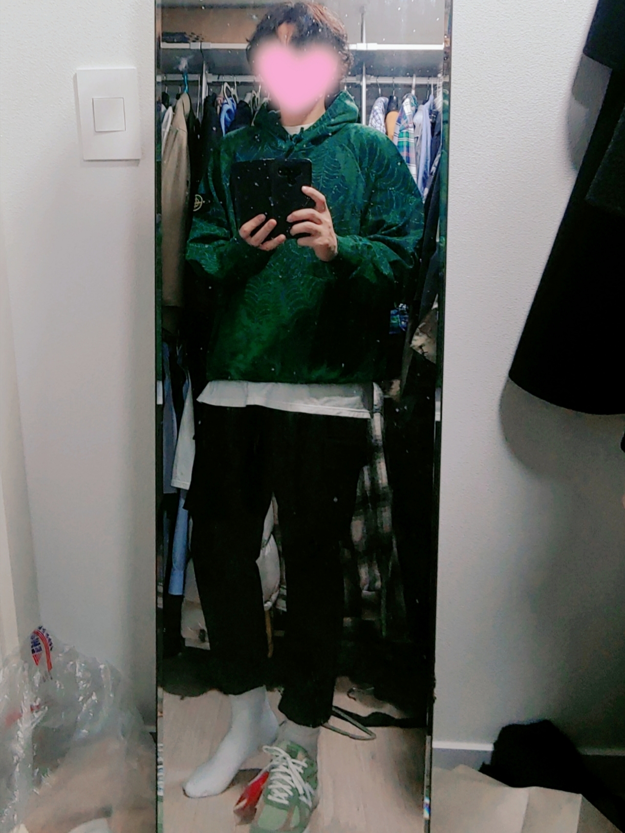 Supreme x Stone Island Hooded Sweatshirt Dark Green - 23FW, New Balance 990v4 Made in USA Olive Incense 착용 스타일