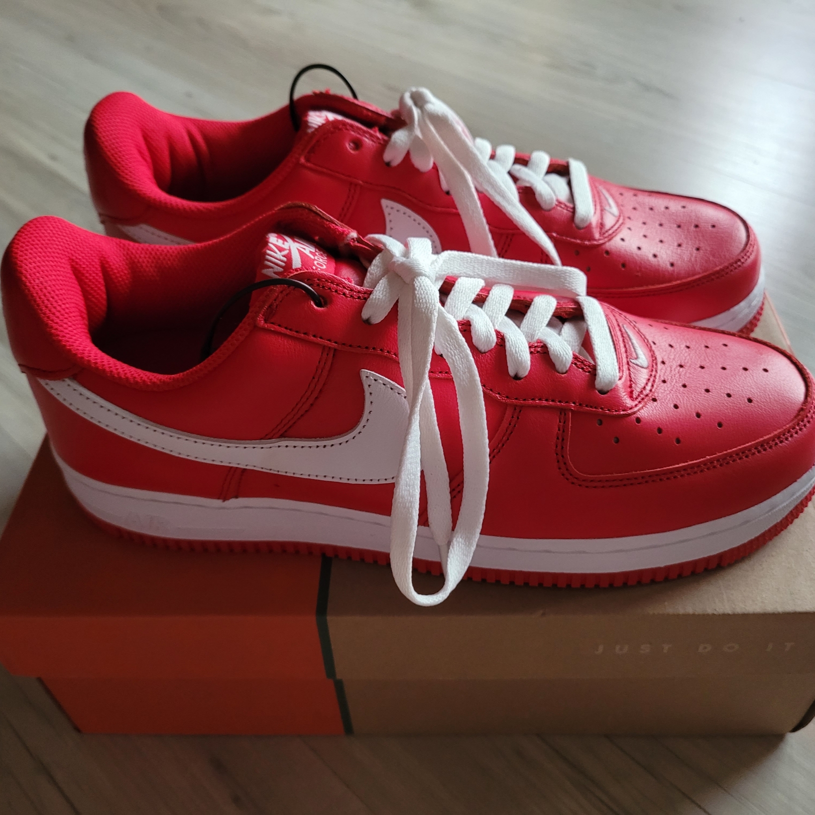 Nike Air Force 1 Low Retro Color of the Month University Red 착용 스타일 - 1