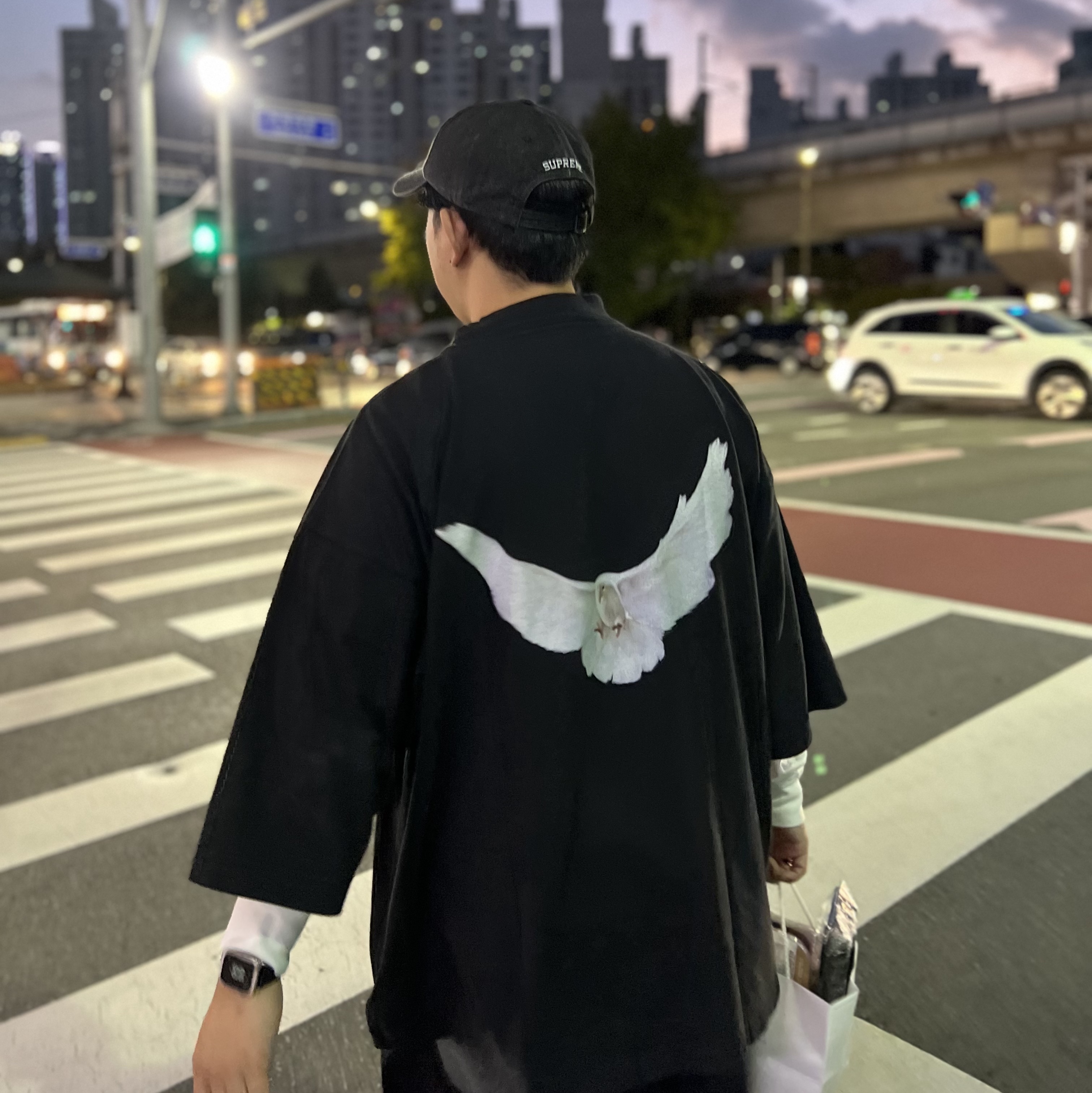 Yeezy Gap Engineered By Balenciaga Dove 3/4 Sleeve T-Shirt Black, Supreme Kevlar Denim S Logo 6-Panel Black - 22SS 착용 스타일