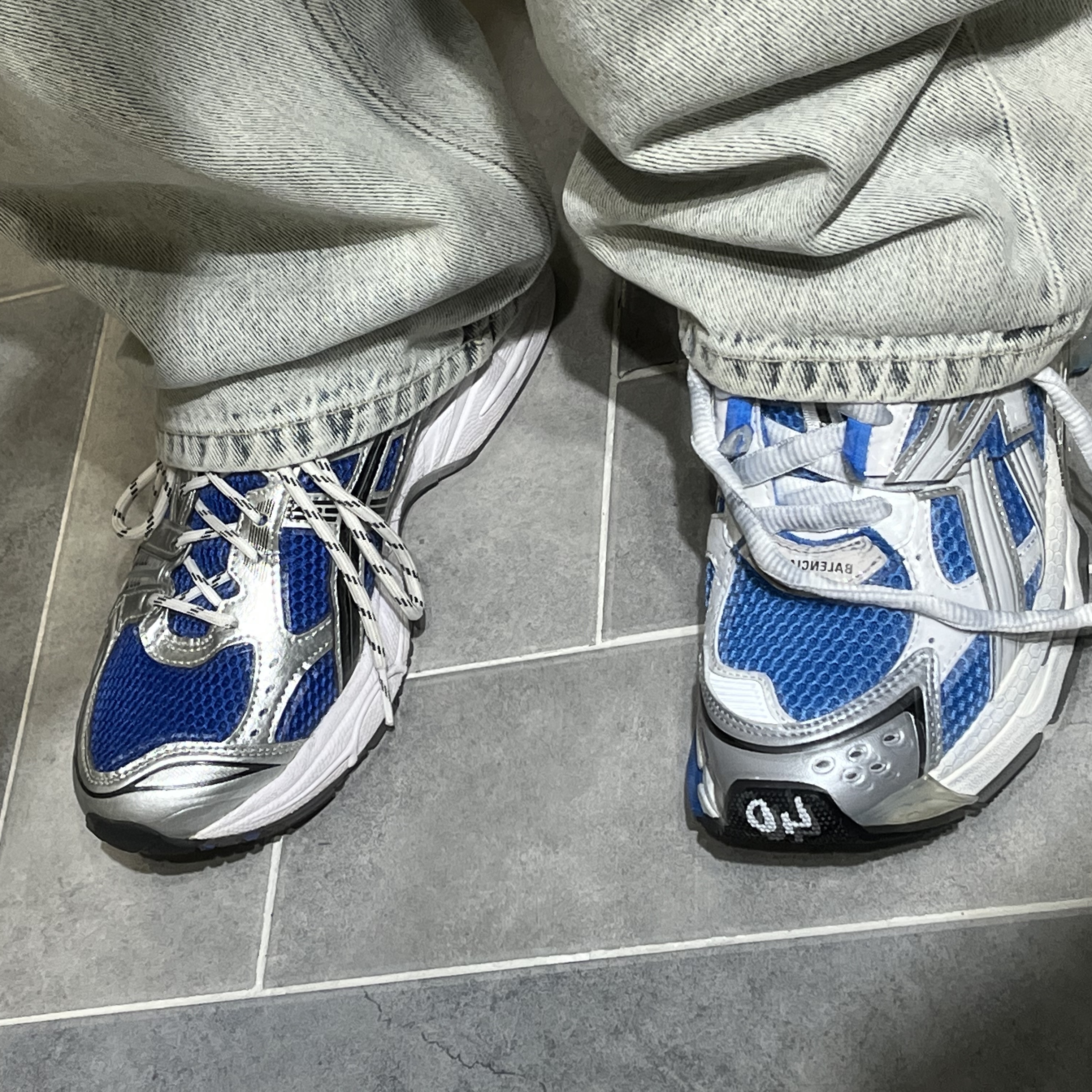 Balenciaga Runner Sneakers Blue White, Asics Gel-Kayano 14 Monaco Blue Black 착용 스타일 - 2