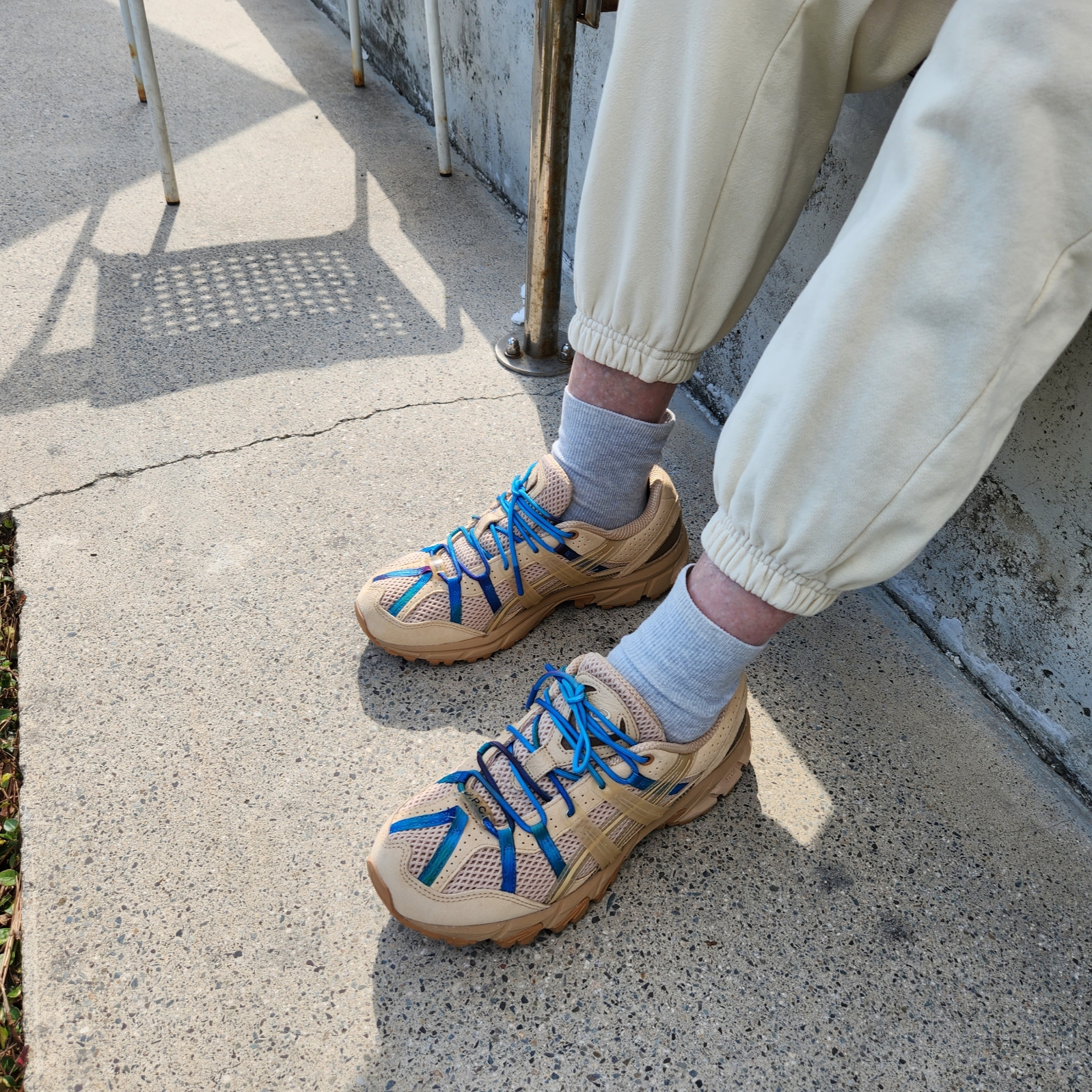 Asics x A.P.C. Gel-Sonoma 15-50 Beige 착용 스타일 - 2