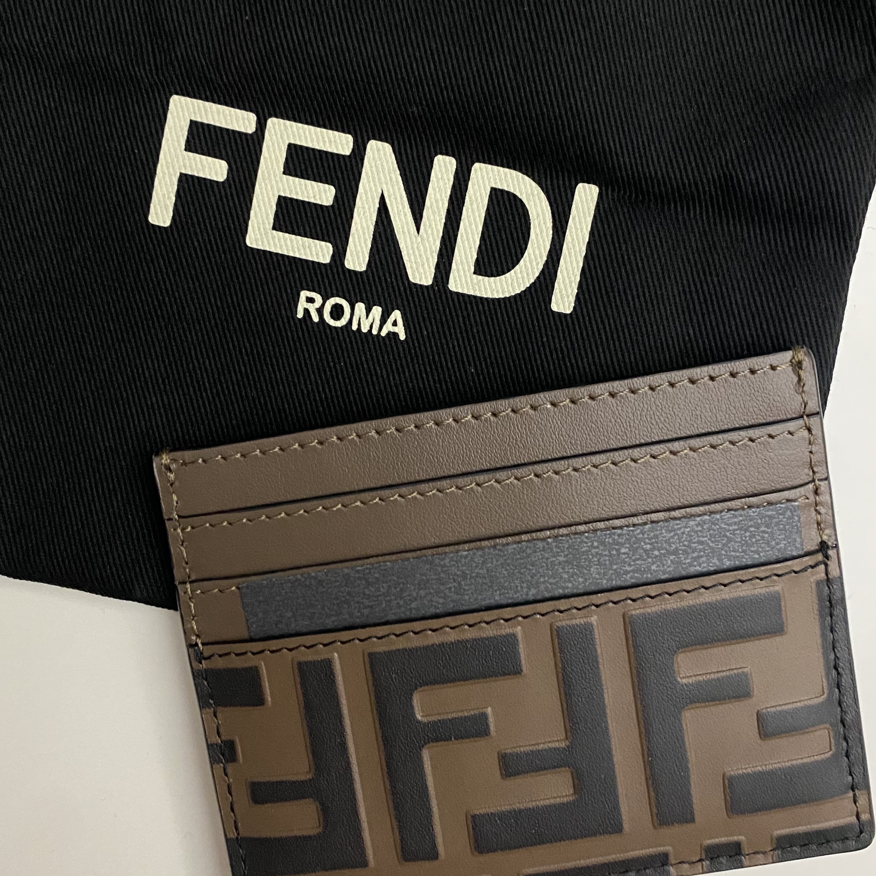 Fendi FF Motif Calskin Card Holder Brown 착용 스타일
