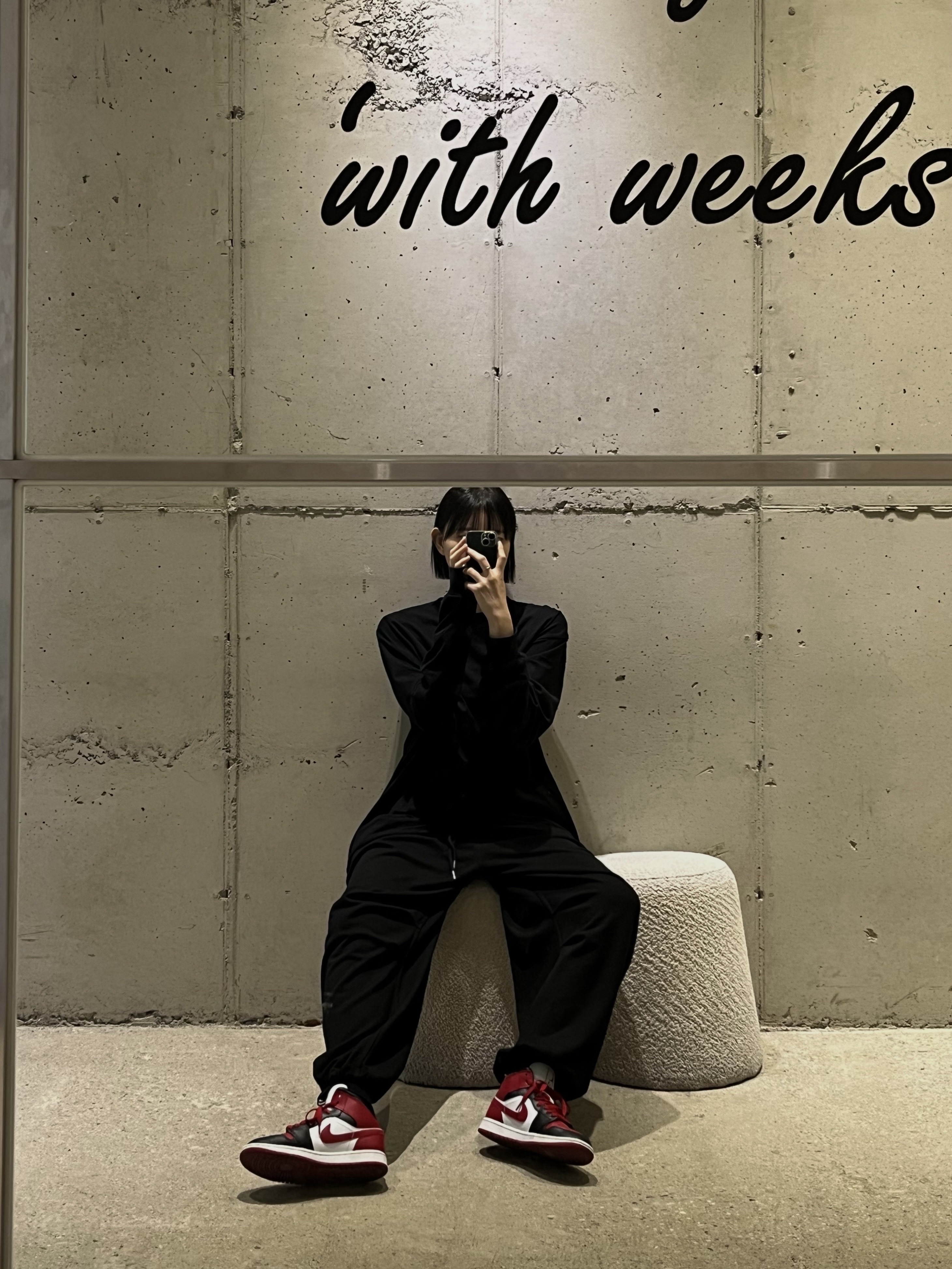 (W) Jordan 1 Mid Black and Gym Red, Stussy Stock Seoul LS T-Shirt Black 2023 착용 스타일