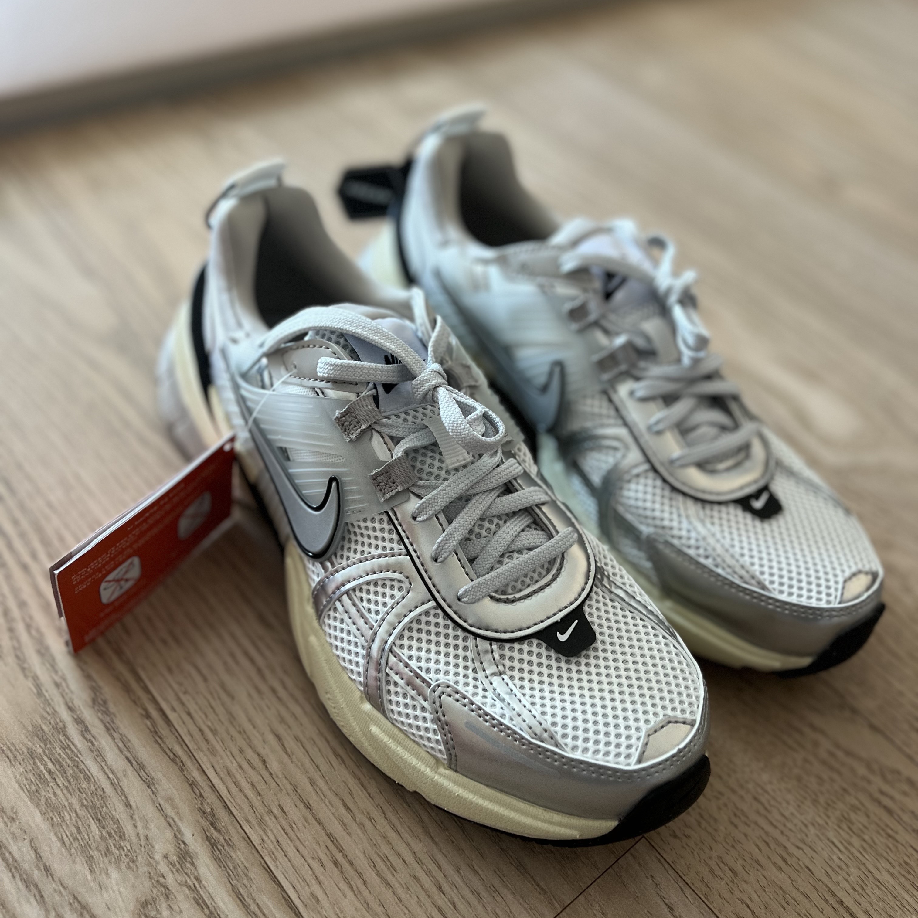 Nike V2K Run Summit White Metallic Silver 착용 스타일 - 7