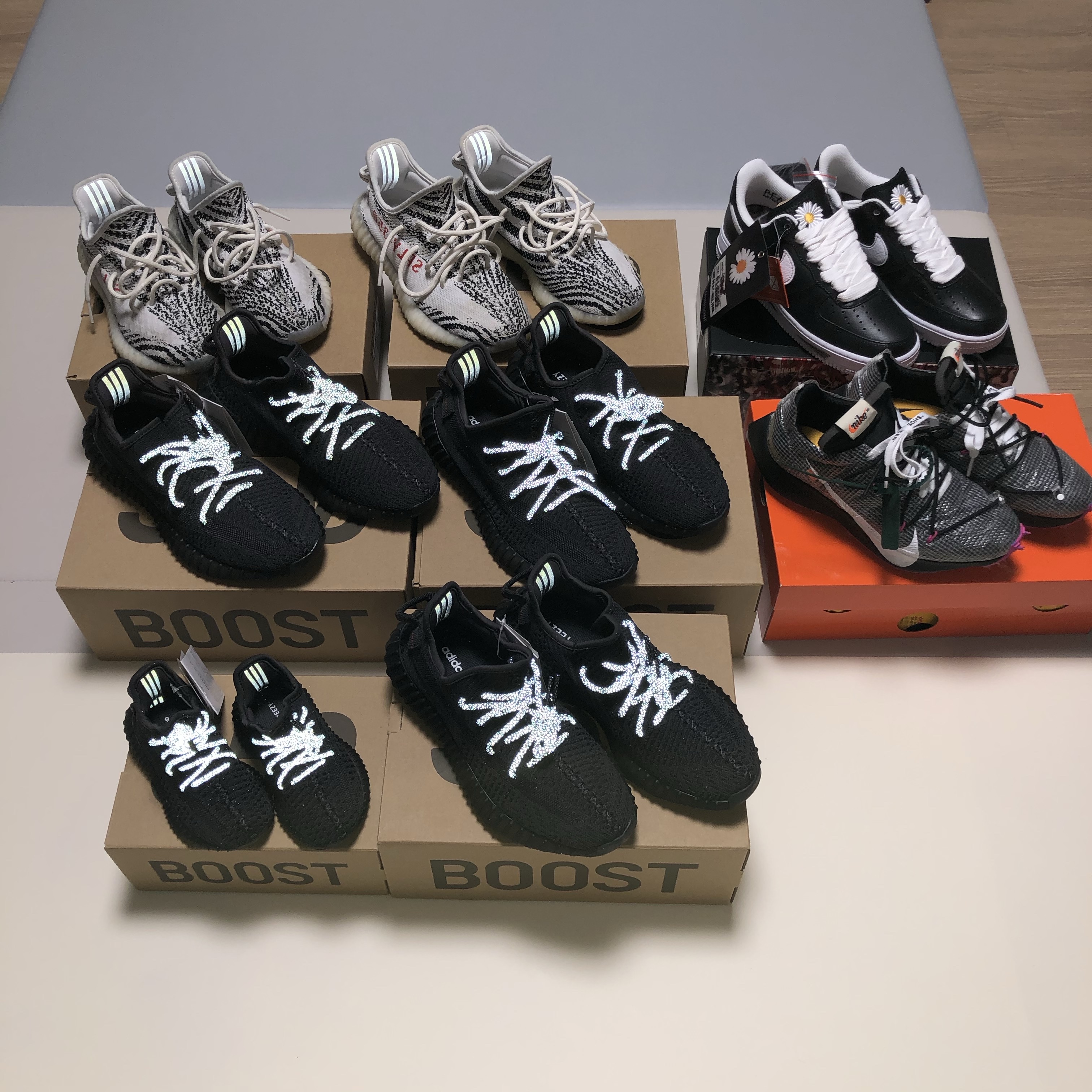 Adidas Yeezy Boost 350 V2 Black - Non-Reflective, (Infant) Adidas Yeezy Boost 350 V2 Black 착용 스타일 - 2