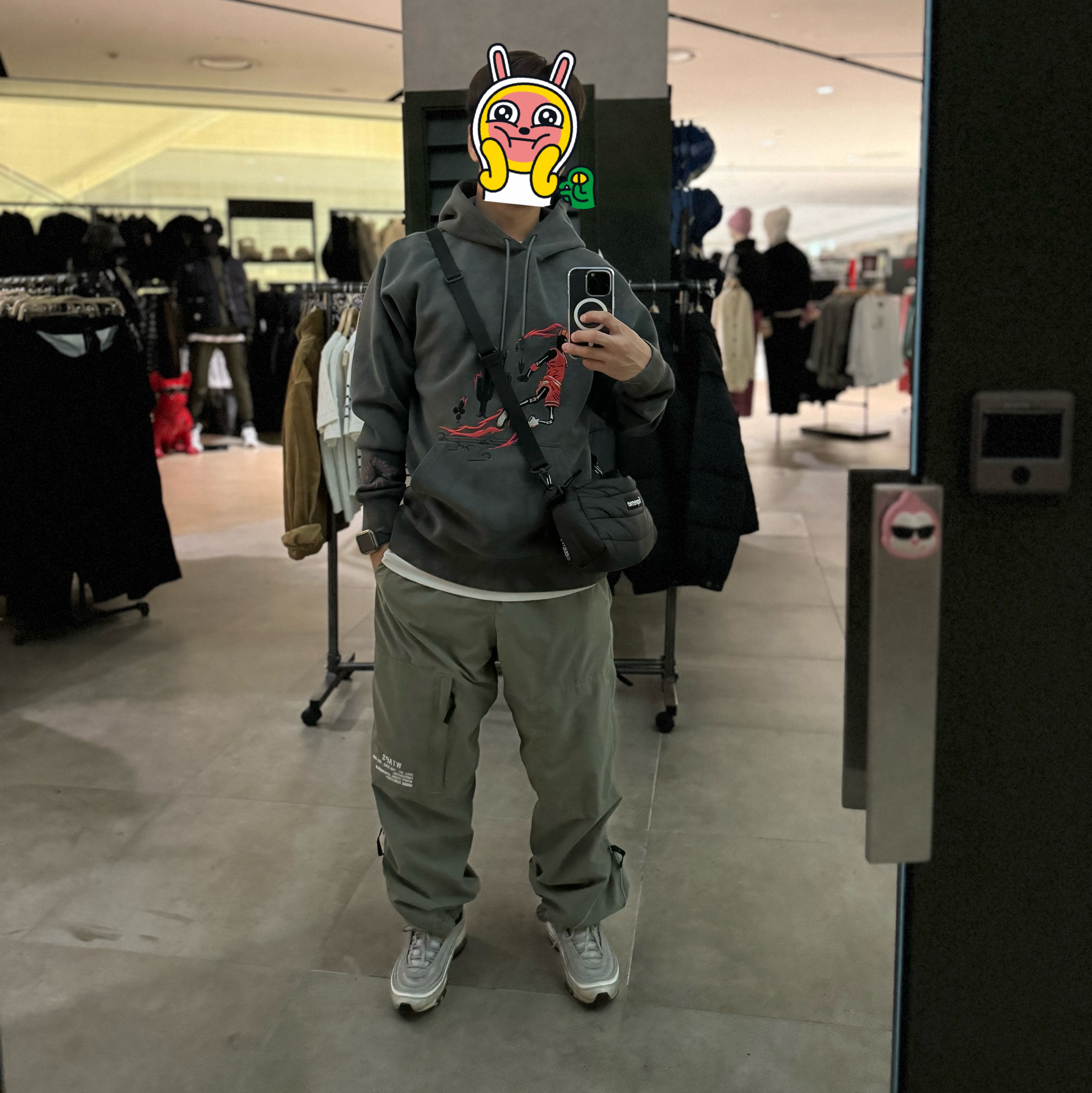 Supreme Puffer Side Bag Black - 22FW, Jordan x Travis Scott Washed Suede Hoodie Grey 착용 스타일 - 1