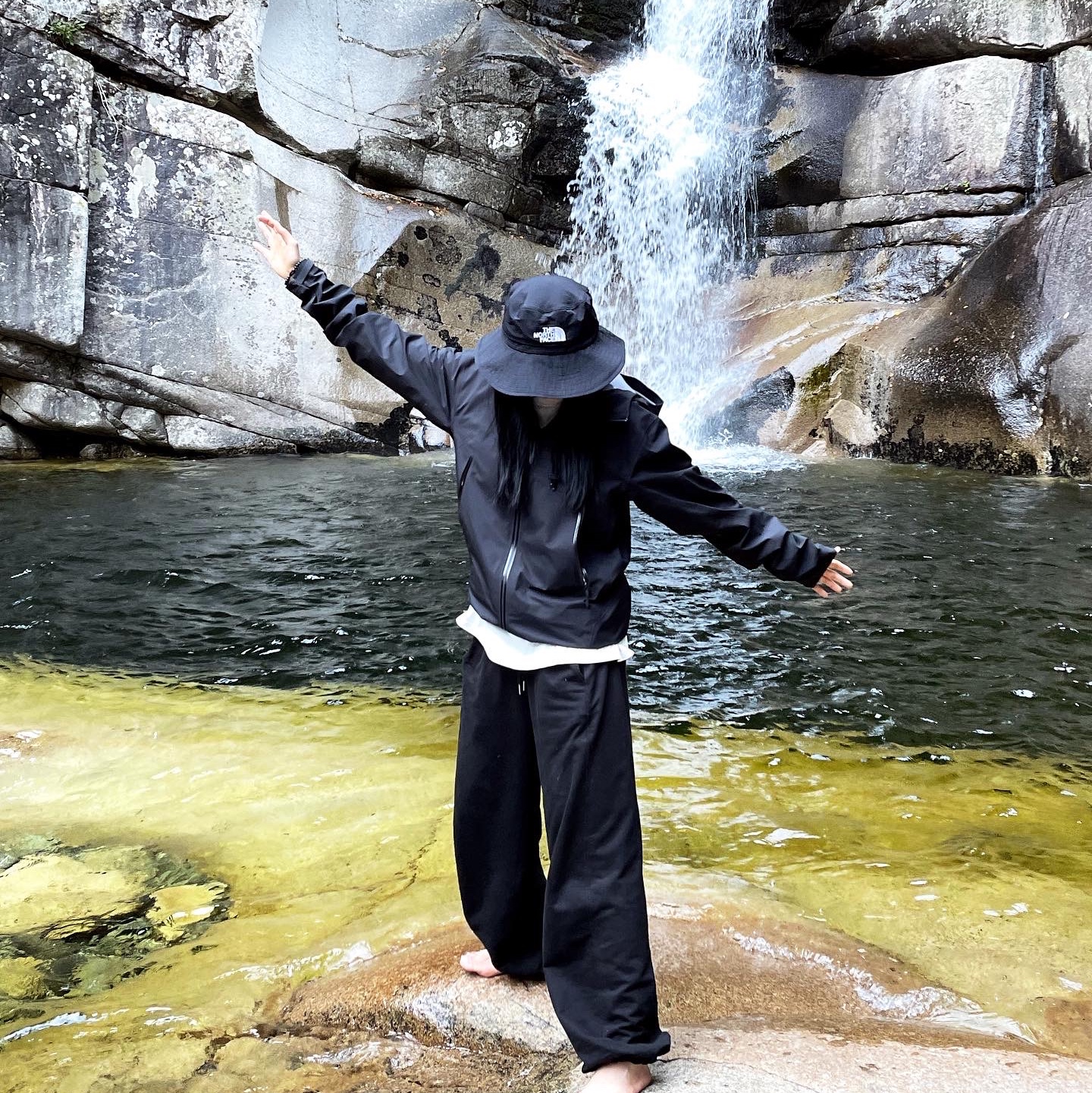 Arc'teryx Beta Jacket Black, (W) Keen x Omashande Jasper Sneakers Boulder Black 착용 스타일 - 3