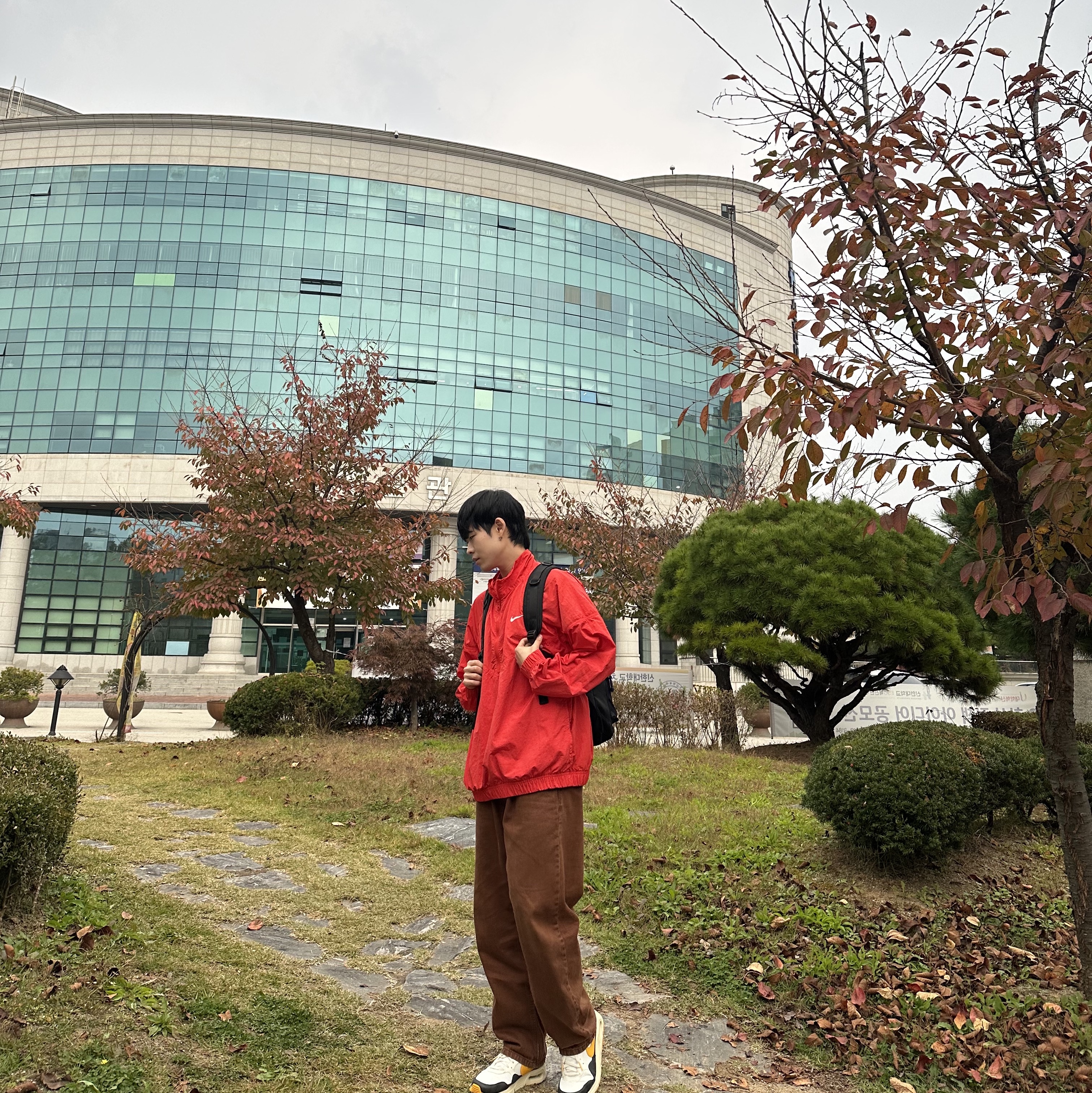 Nike x Stussy Windrunner Jacket Habanero Red, Nike Air Max SC Sail University Gold 착용 스타일